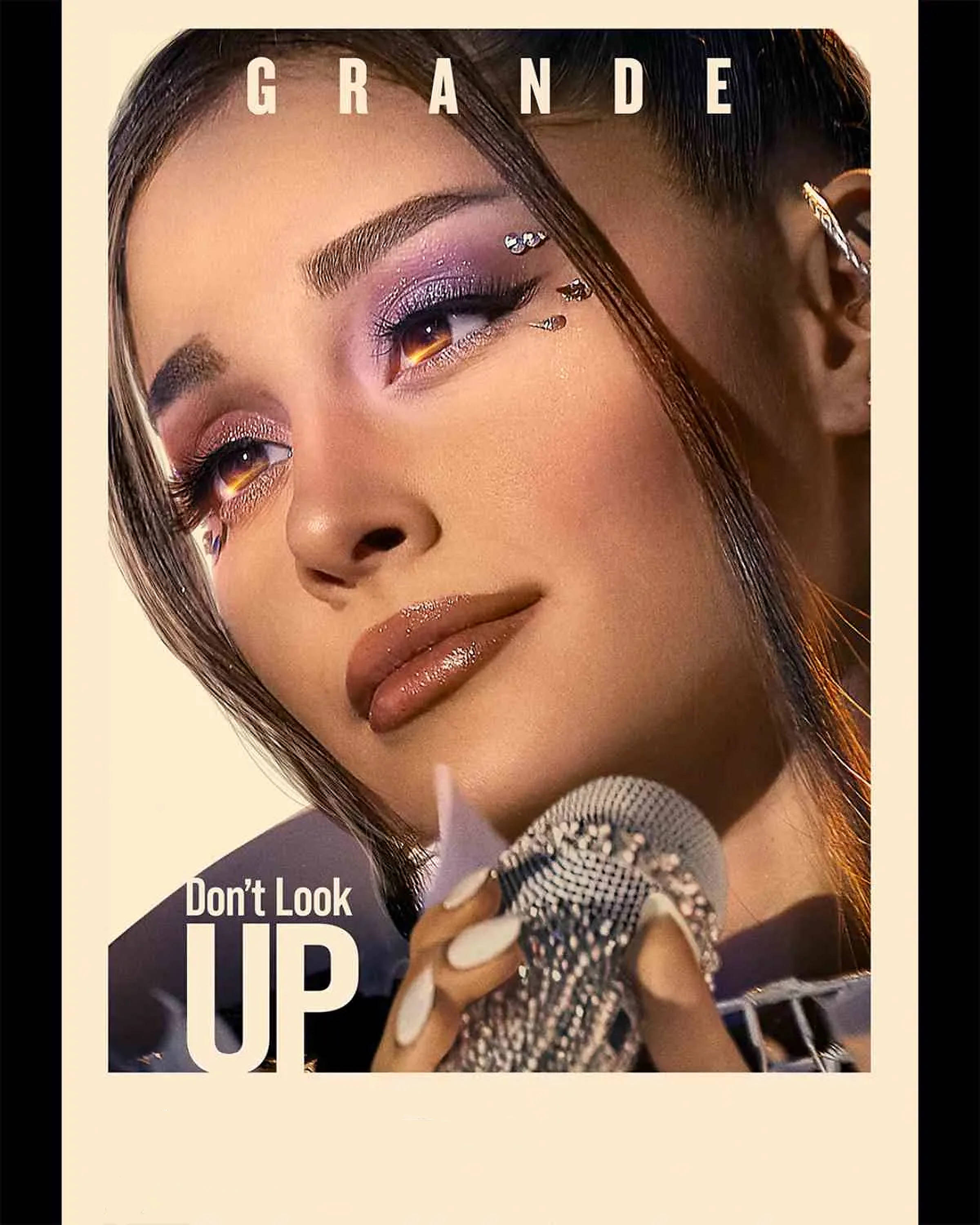 《不要仰望》Ariana 壁紙 — Ariana Grande 帶有閃亮紫色眼妝和麥克風的風格化宣傳肖像。