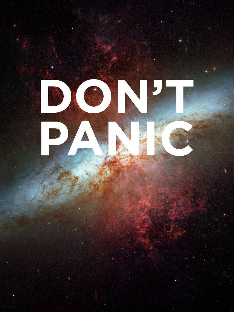 不要驚慌宇宙背景 壁紙 — 粗體白色文字寫著「DON'T PANIC」，覆蓋在一個充滿活力的宇宙星雲上，有旋轉的紅色、藍色和黑色氣體雲以及遙遠的星星。