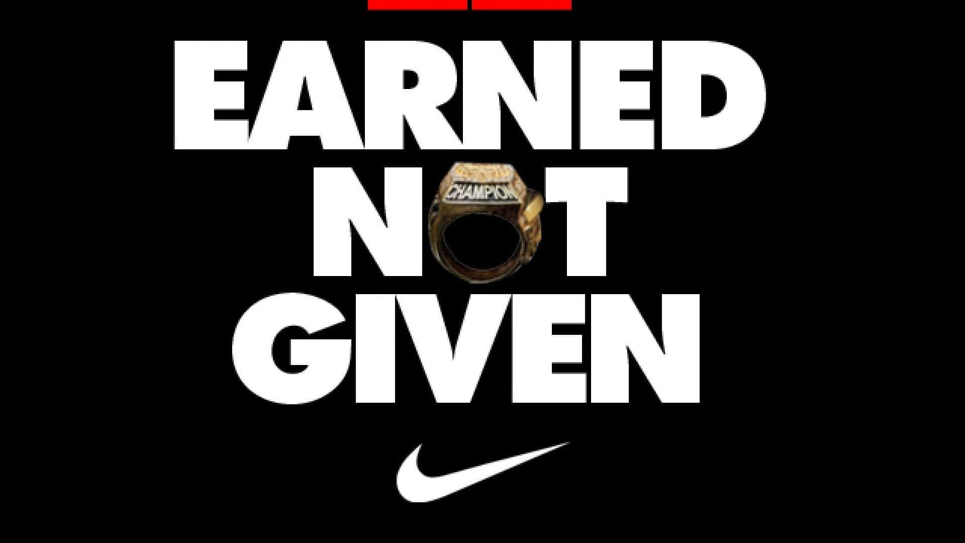 冠軍戒指取代了「EARNED NOT GIVEN」短語中「NOT」的O，並帶有Nike標誌。