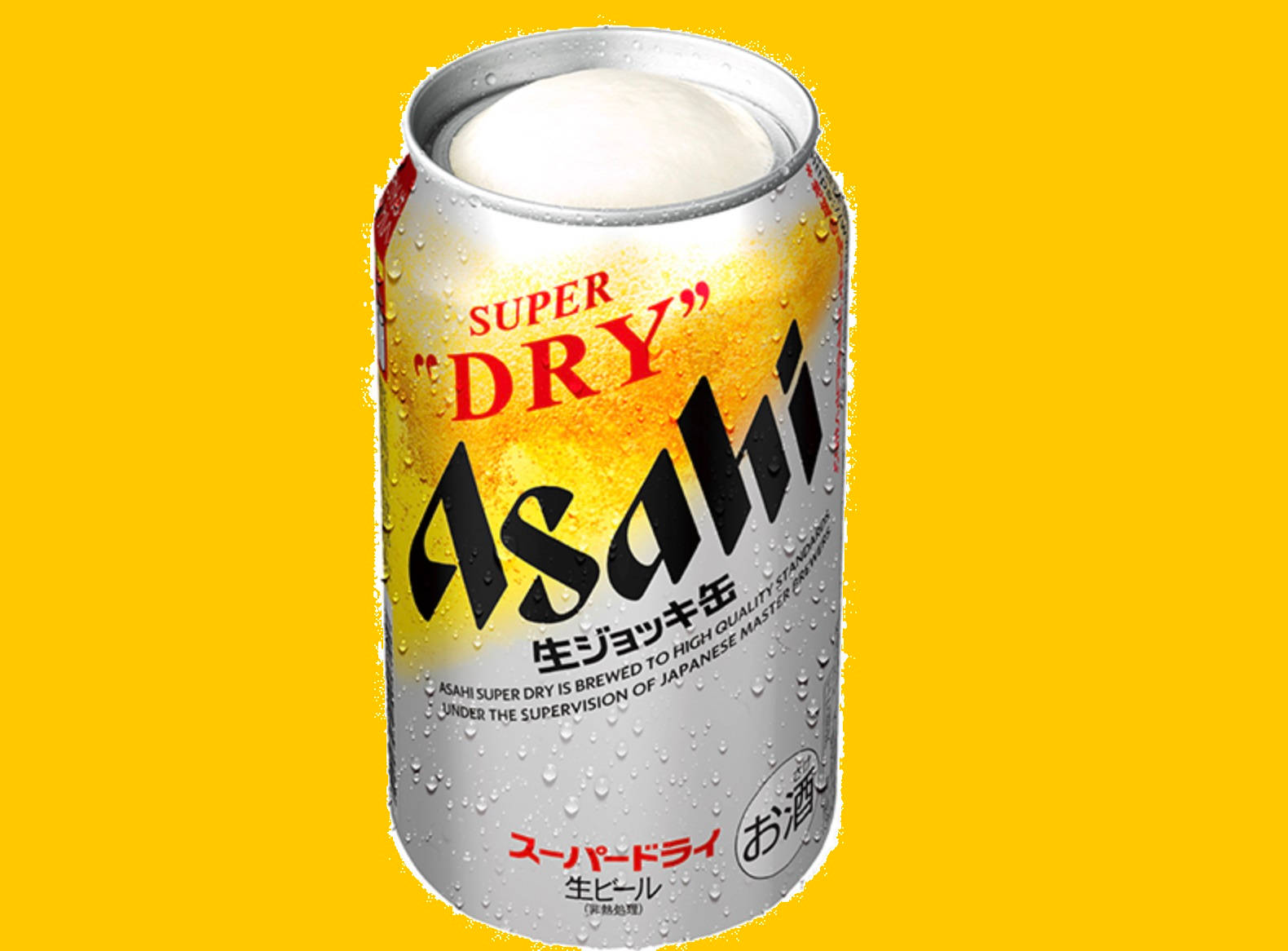 冰凍的Asahi Super Dry啤酒罐在黃色背景上凝結水珠。