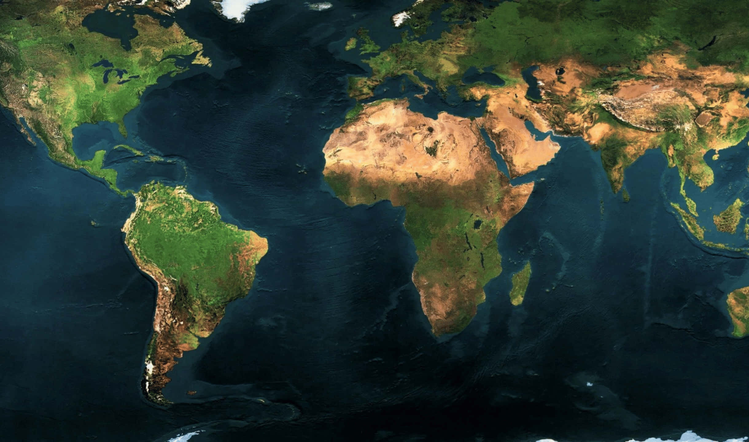世界地圖 2440x1440 監視器背景 壁紙 — 地球的衛星視圖，顯示大陸和海洋，擁有充滿活力的綠色陸地和深藍色水域。