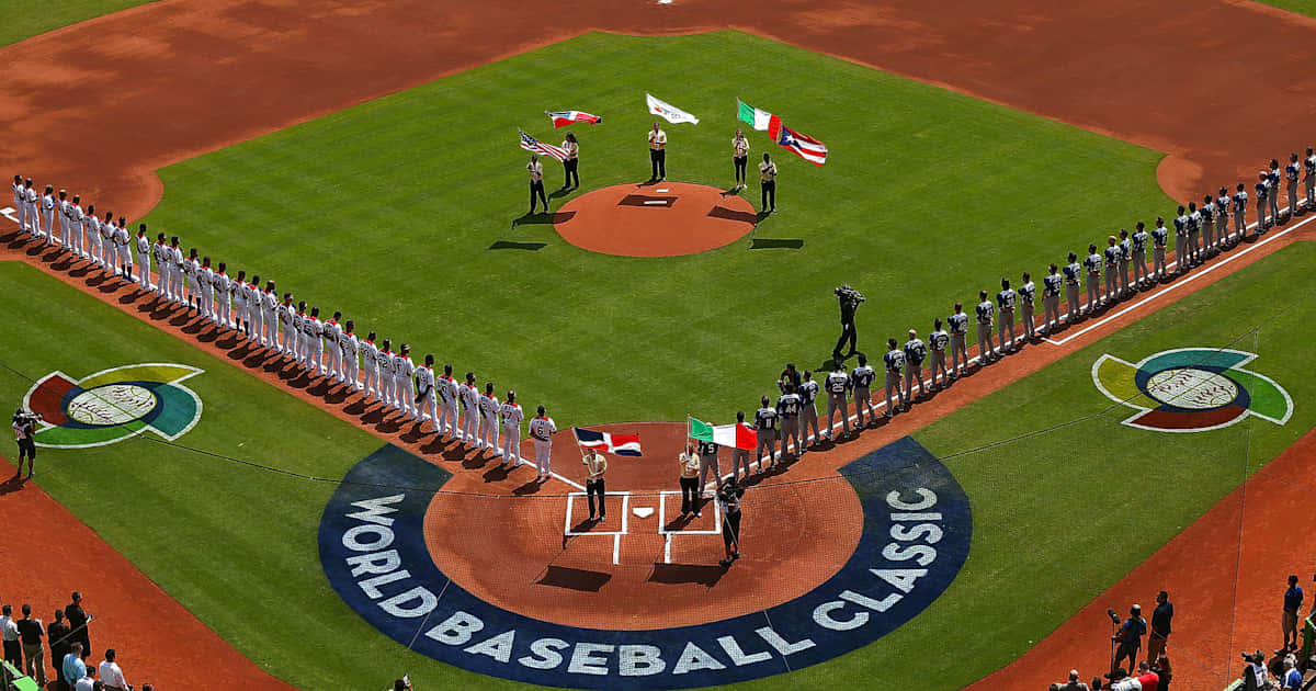 身穿白色球衣的棒球選手在World Baseball Classic儀式中，在綠色場地上列隊。