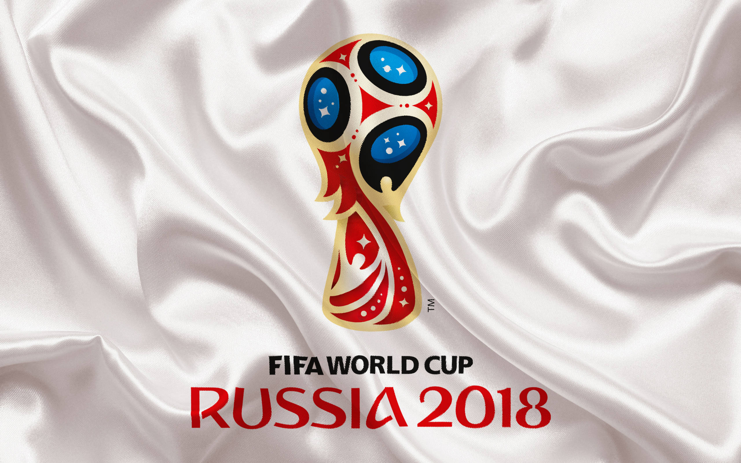 世界盃足球賽於絲質白布上 壁紙 — FIFA世界盃俄羅斯2018標誌在豪華白色緞面背景上閃耀著紅、金、藍色。