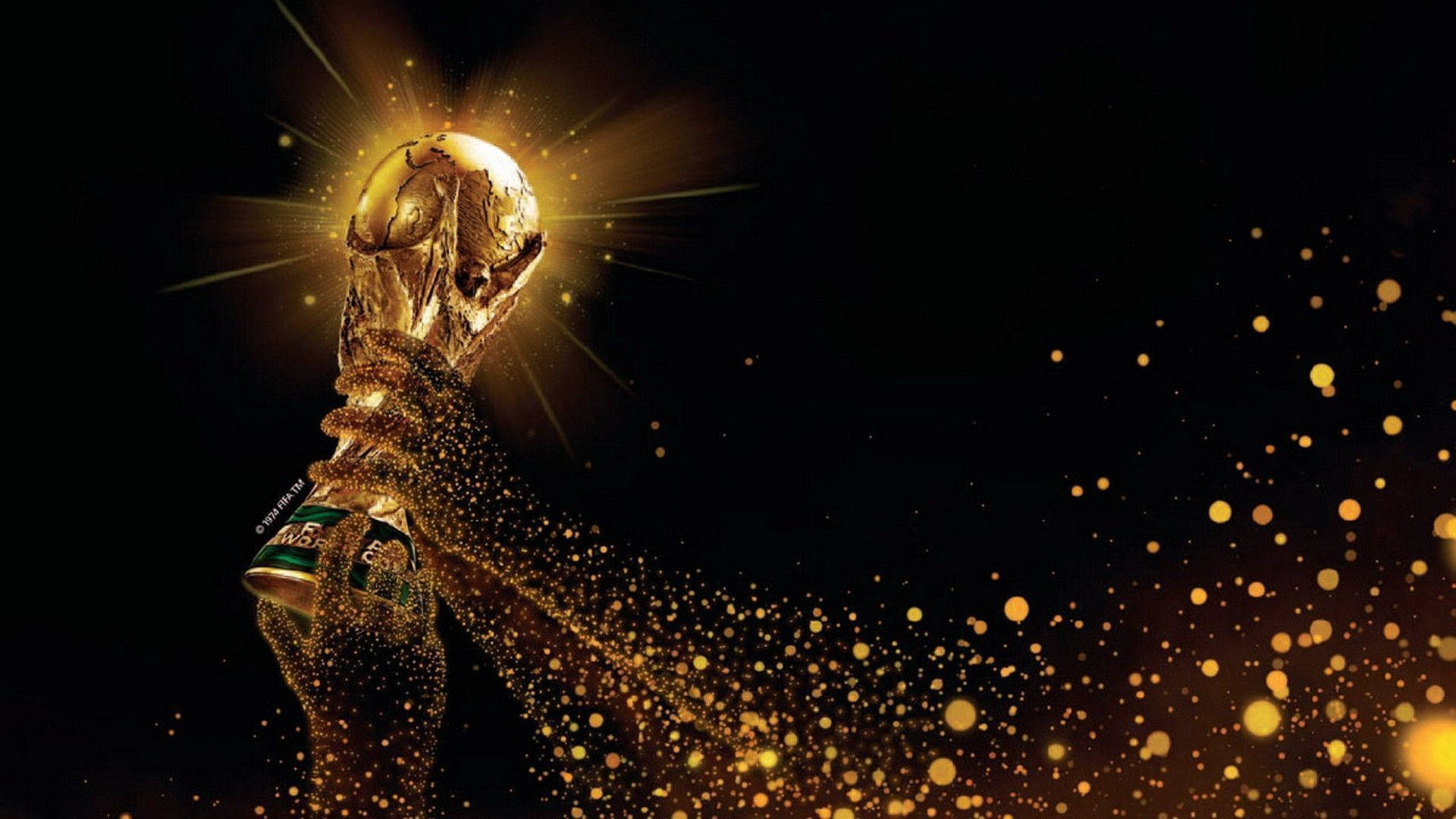 世界盃閃亮金杯 壁紙 — 一個金色的FIFA世界盃獎盃在黑色背景前閃耀著光芒，從握著它的手中爆發出金色粒子。