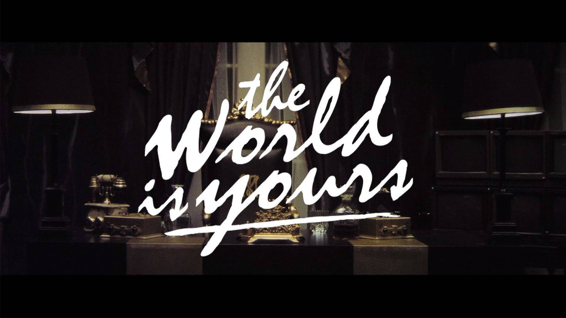 復古房間內有燈具和華麗裝飾，並顯示文字「The World is Yours」。