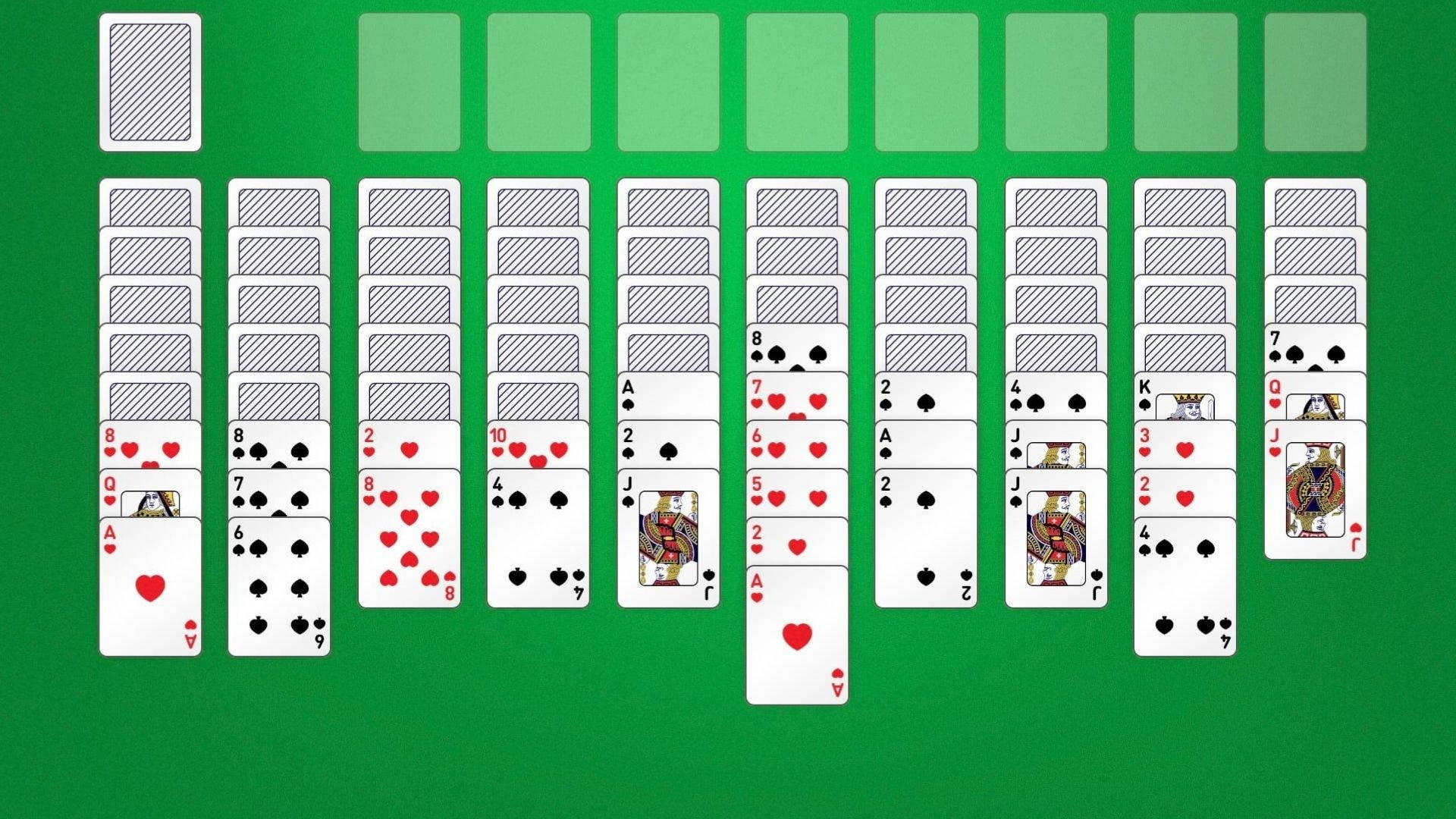 世界知名紙牌遊戲「紙牌遊戲」 壁紙 — 經典接龍紙牌遊戲，鋪在鮮綠色絨面桌上，紙牌扇形展開並整齊疊成數列。