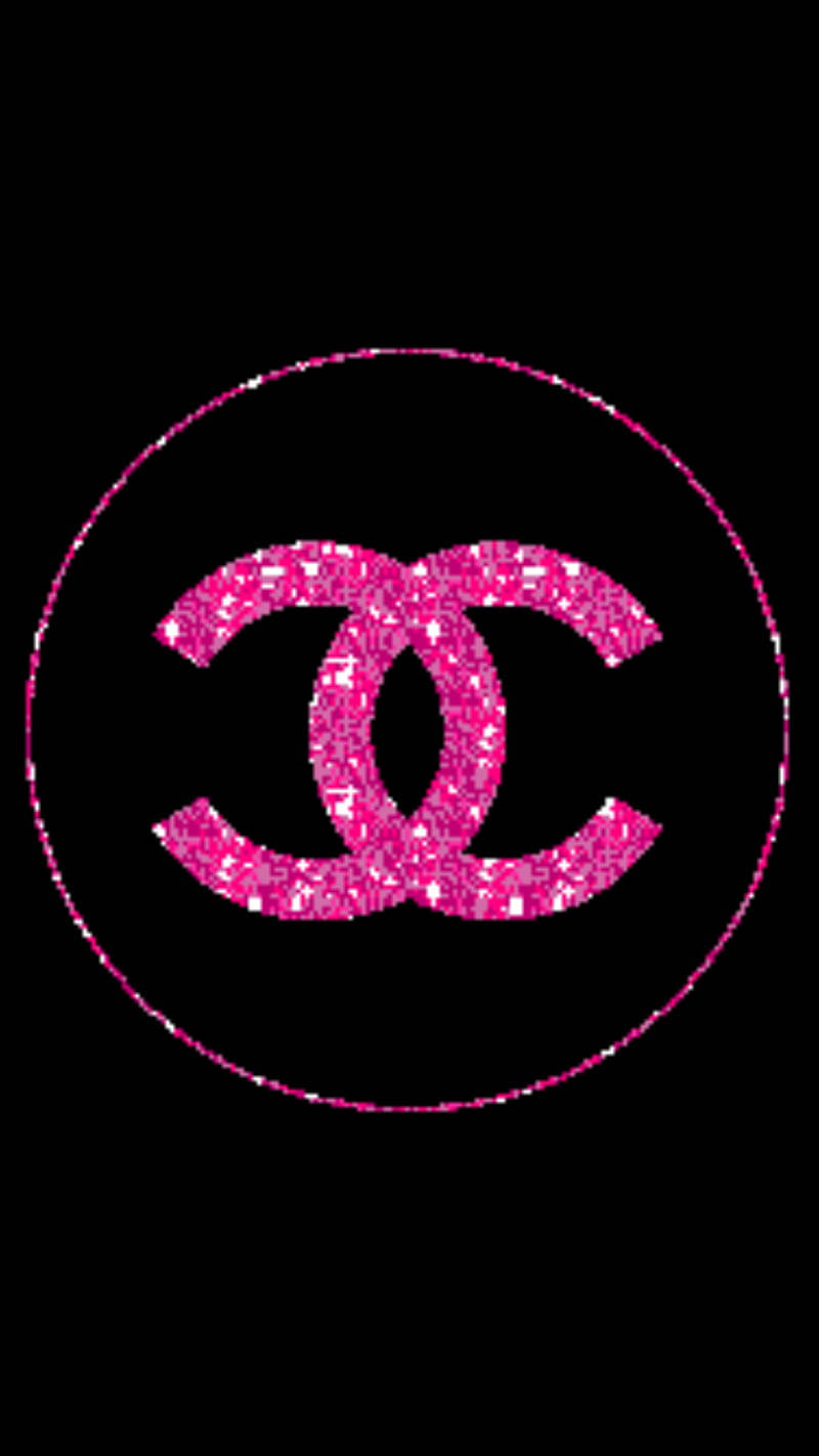 黑色背景上圓圈內的粉紅色閃粉 Chanel 標誌。