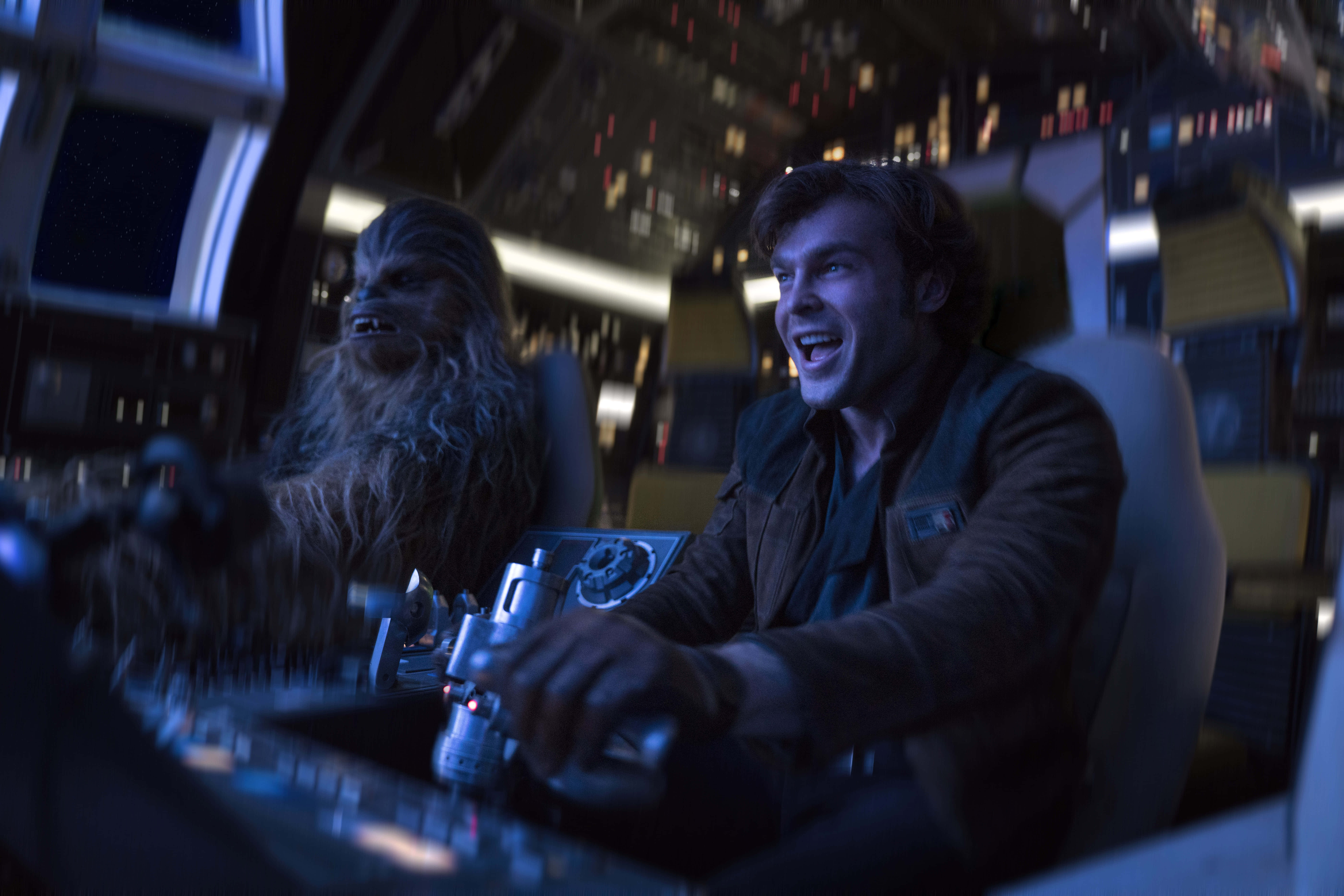 Solo A Star Wars Story 桌布 壁紙 — 丘巴卡和韓索羅在夜間駕駛太空船穿越星域時開懷大笑。