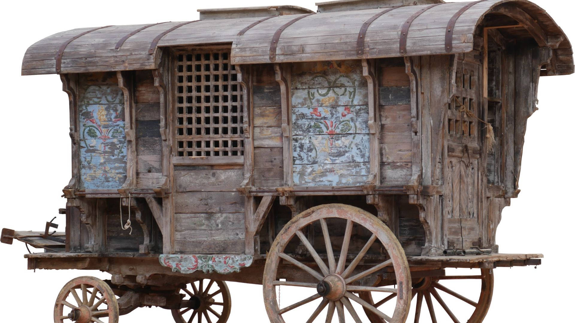 復古木製露營車，帶有彩繪面板和大型輻條輪。