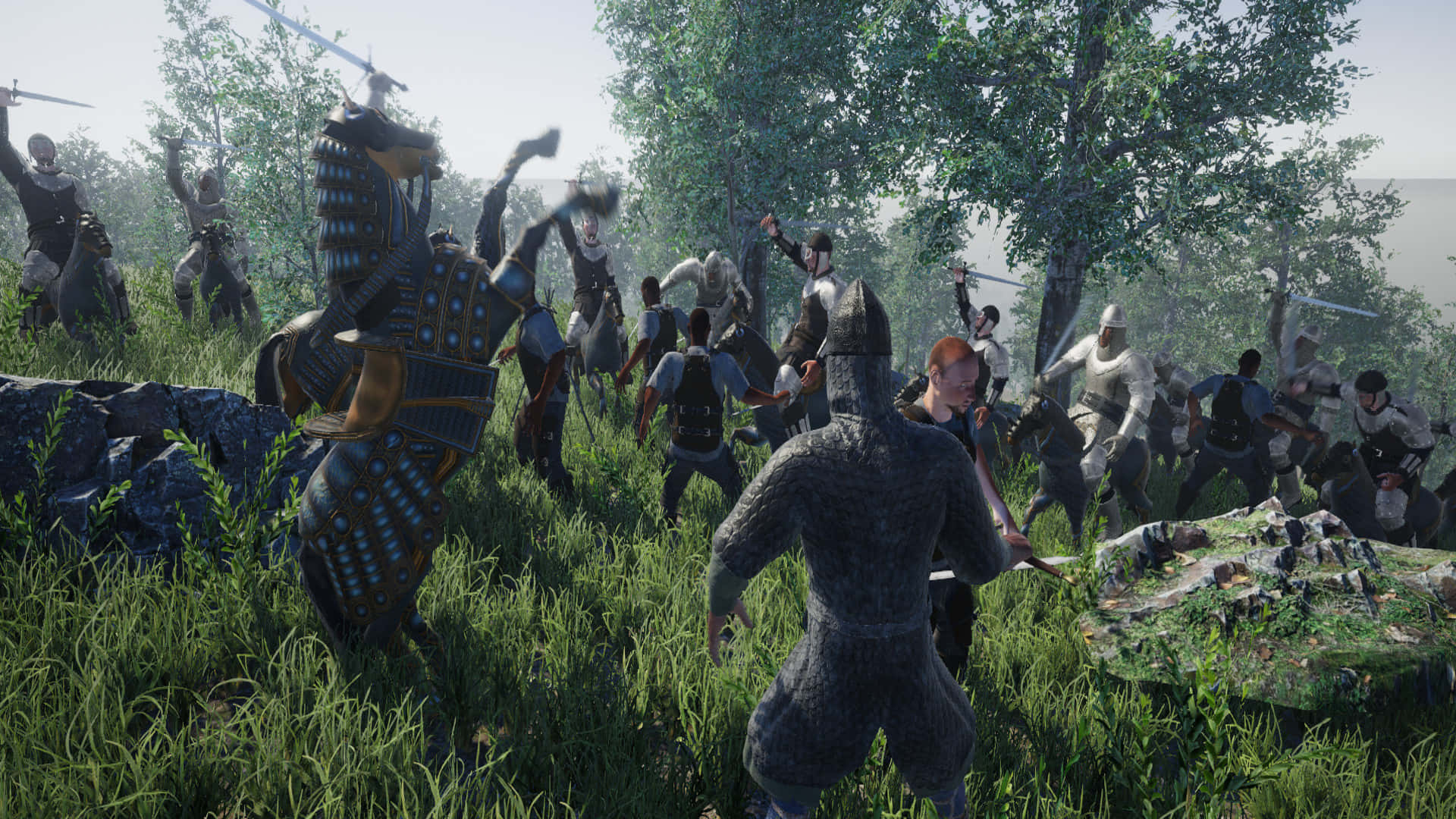Mordhau 桌布 壁紙 — 中世紀騎士和裝甲戰士在茂密綠草中，用劍和盾牌在混亂的森林戰鬥中交鋒。