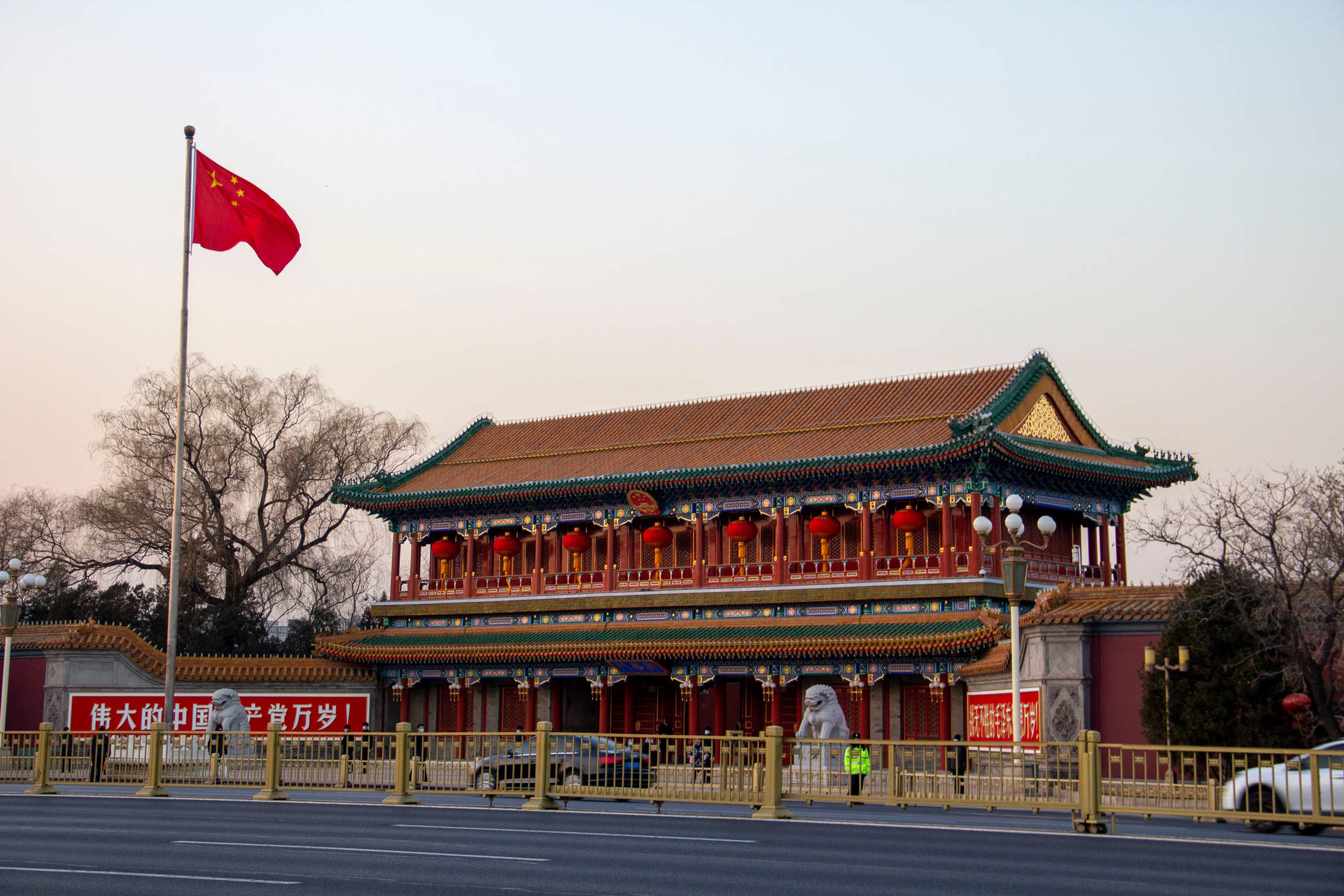 中國門樓，紅燈籠和國旗在夕陽中飄揚。