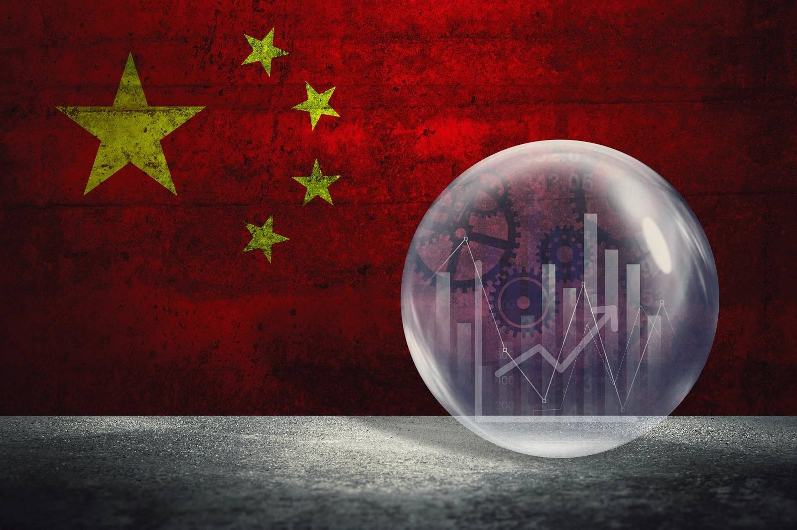 中國全球崛起經濟 壁紙 — 一個包含財務圖表和齒輪的玻璃球體放置在混凝土地板上，背景是風化的中國國旗。