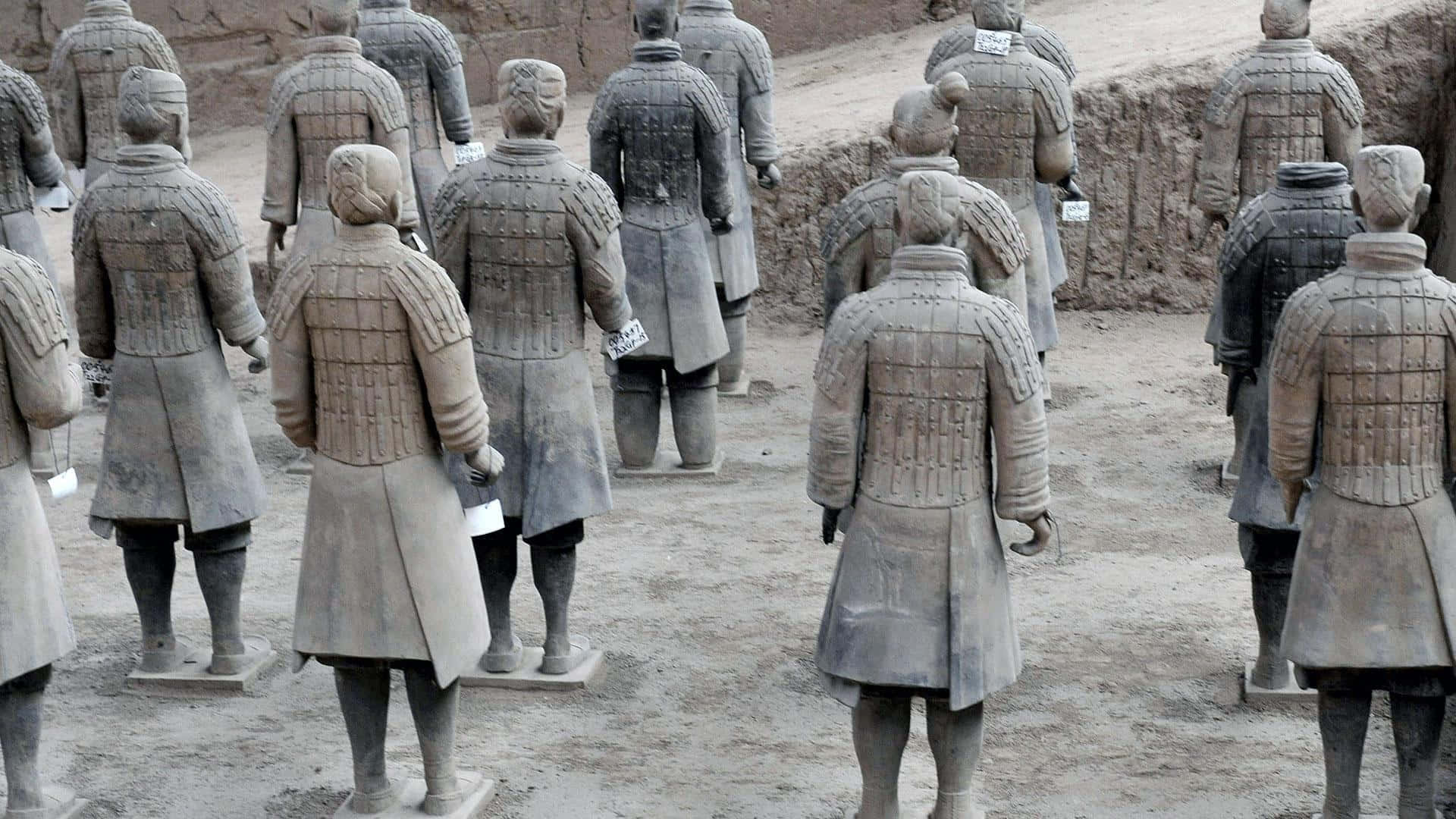 中國博物館內的兵馬俑石雕 壁紙 — 一排排古代兵馬俑在中國西安的考古發掘現場整齊排列。