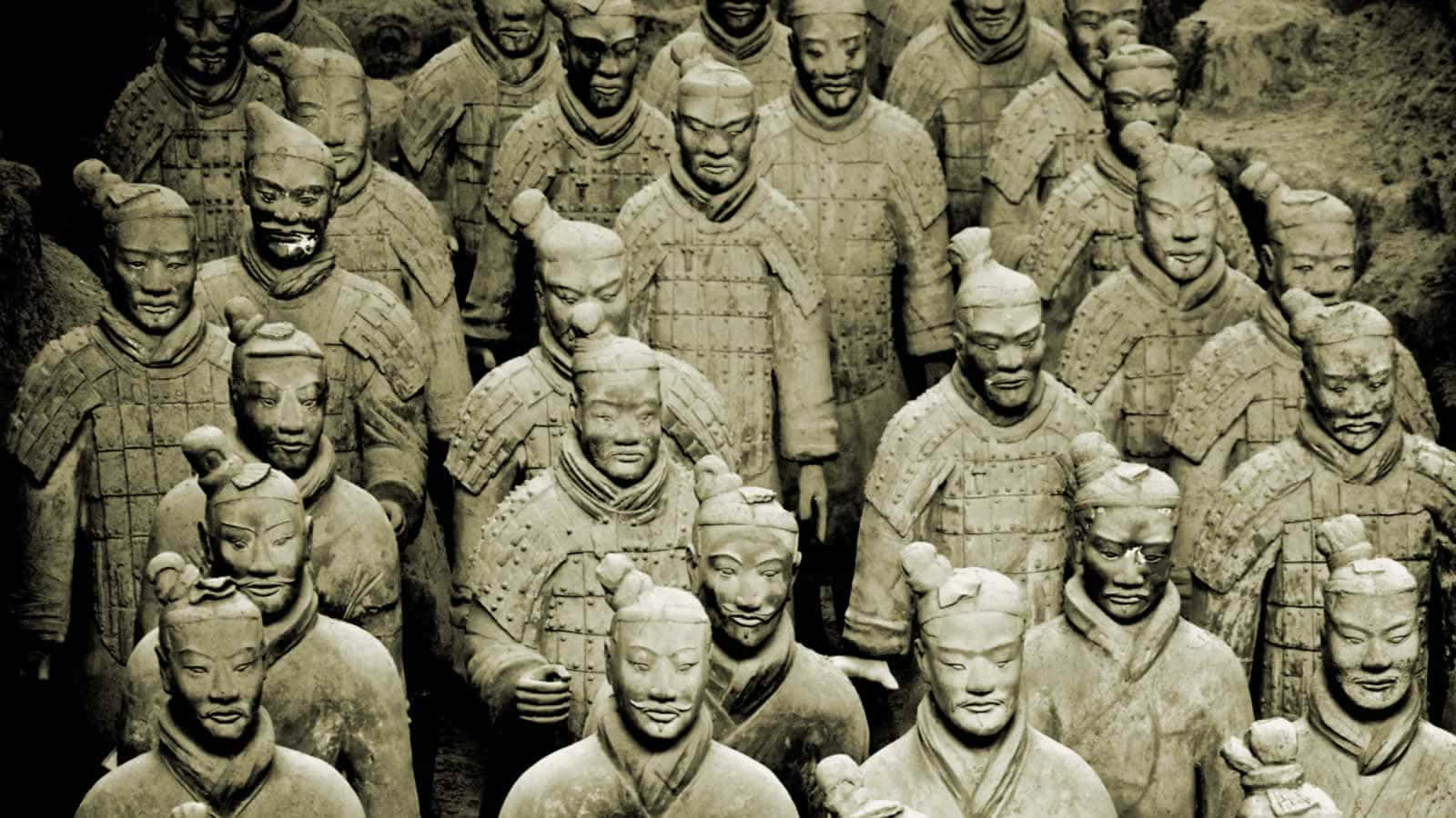 中國博物館內的兵馬俑石雕 壁紙 — 一排排古老的兵馬俑莊嚴地站立在地下坑道中，帶著風化的盔甲和細緻的面部表情。