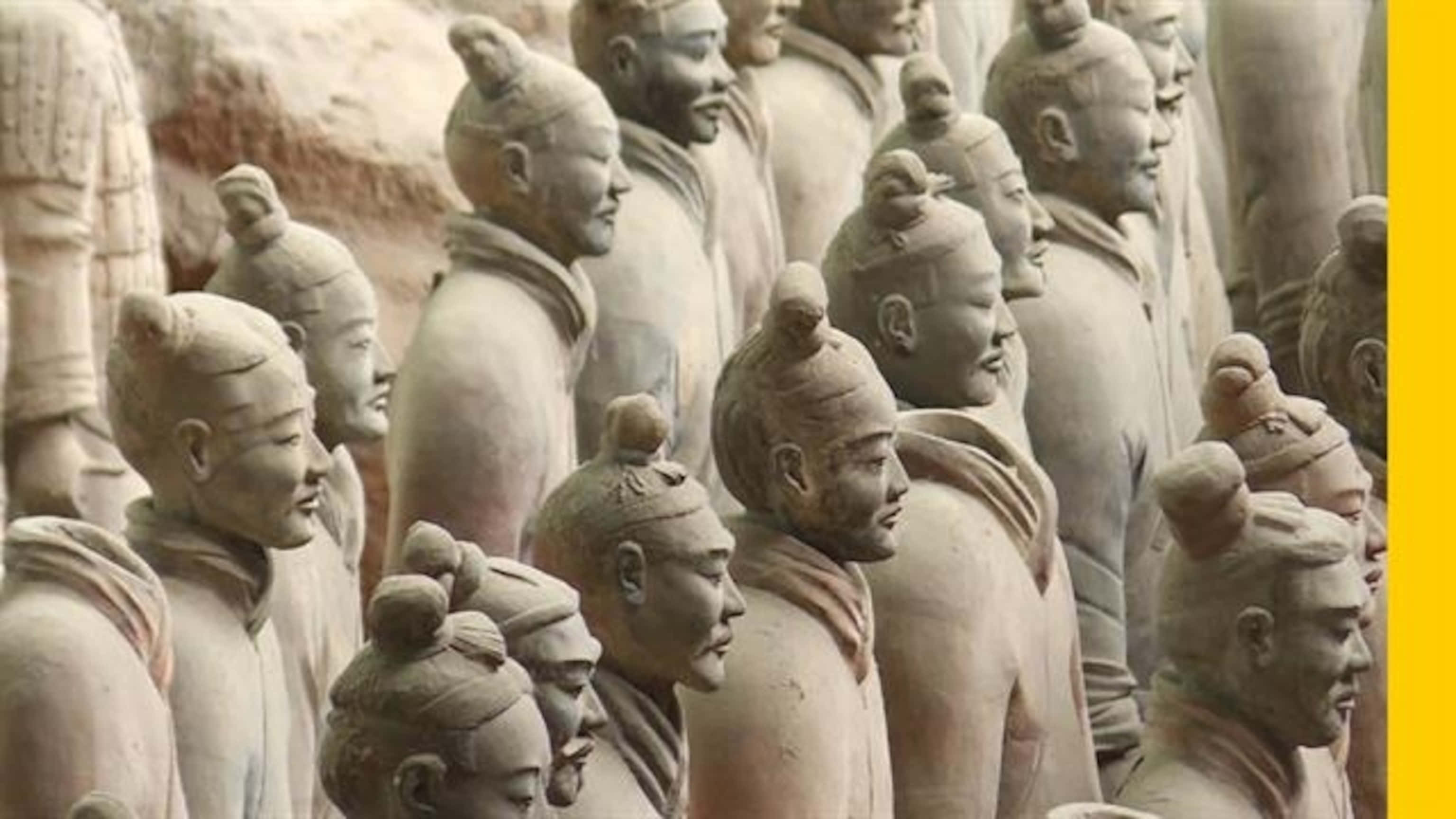 中國古代陶俑軍隊壯觀景觀 壁紙 — 一排排古老的兵馬俑莊嚴地排列著，面部表情細緻，身穿大地色鎧甲。