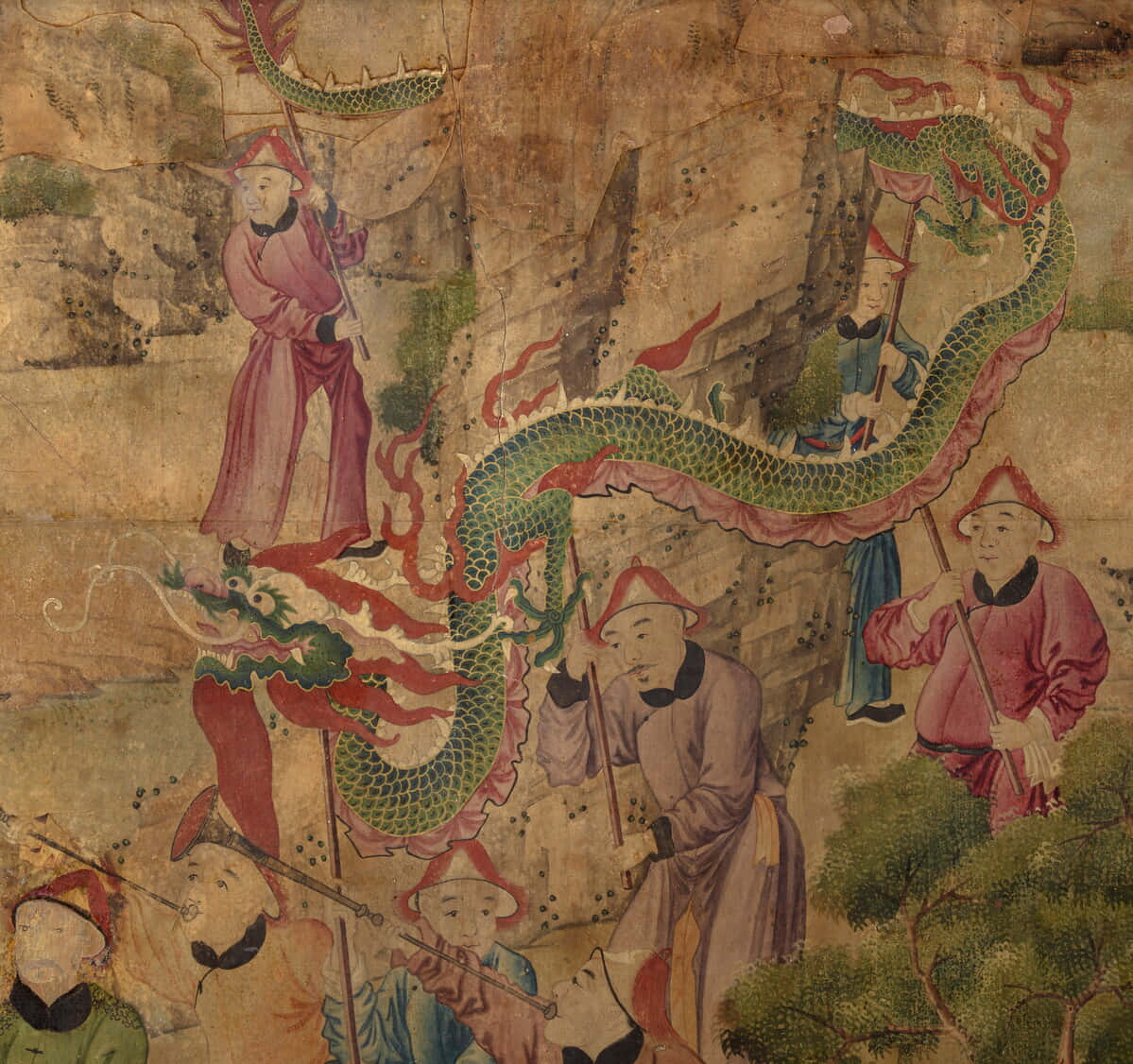 中國古文物：龍舞儀式 壁紙 — 古代中國卷軸描繪身穿傳統長袍的男子手持長矛，而一條帶有紅色點綴的鮮綠色龍在岩石峭壁和樹木間盤繞。