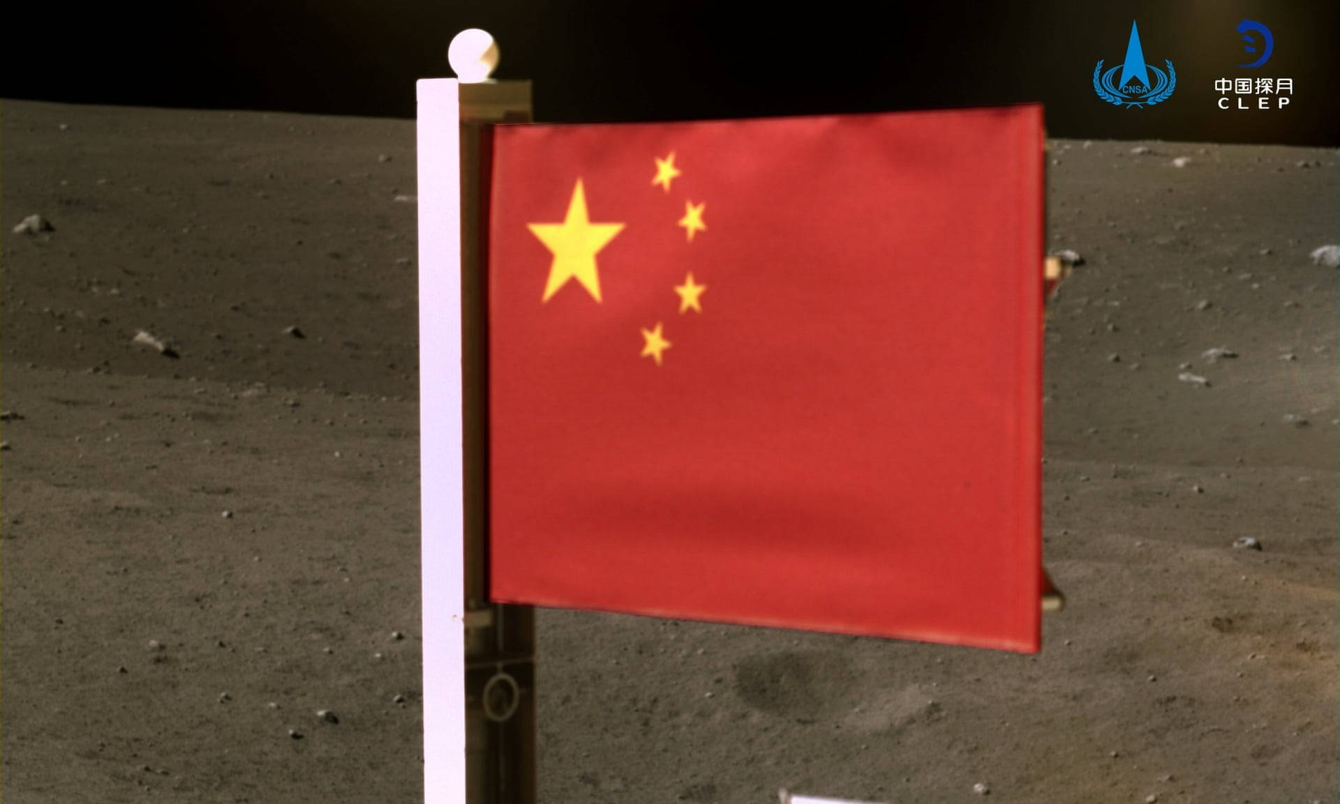 中國國旗在月球 壁紙 — 一面中國國旗在月球表面飄揚，背景是灰色的月壤和黑暗的天空。