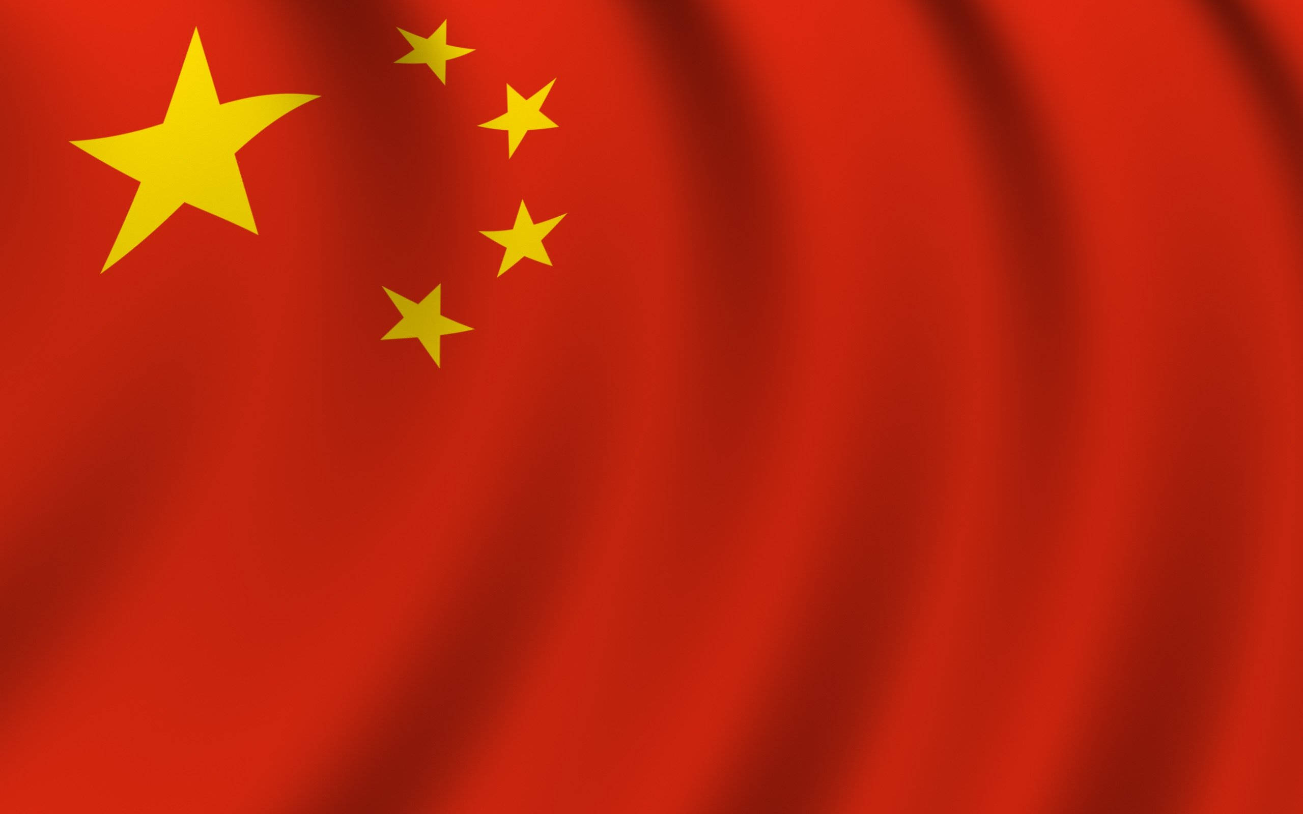 中國國旗波紋 壁紙 — 一面鮮豔的紅色中國國旗，帶有金色星星，在晴朗的天空下動態飄揚。