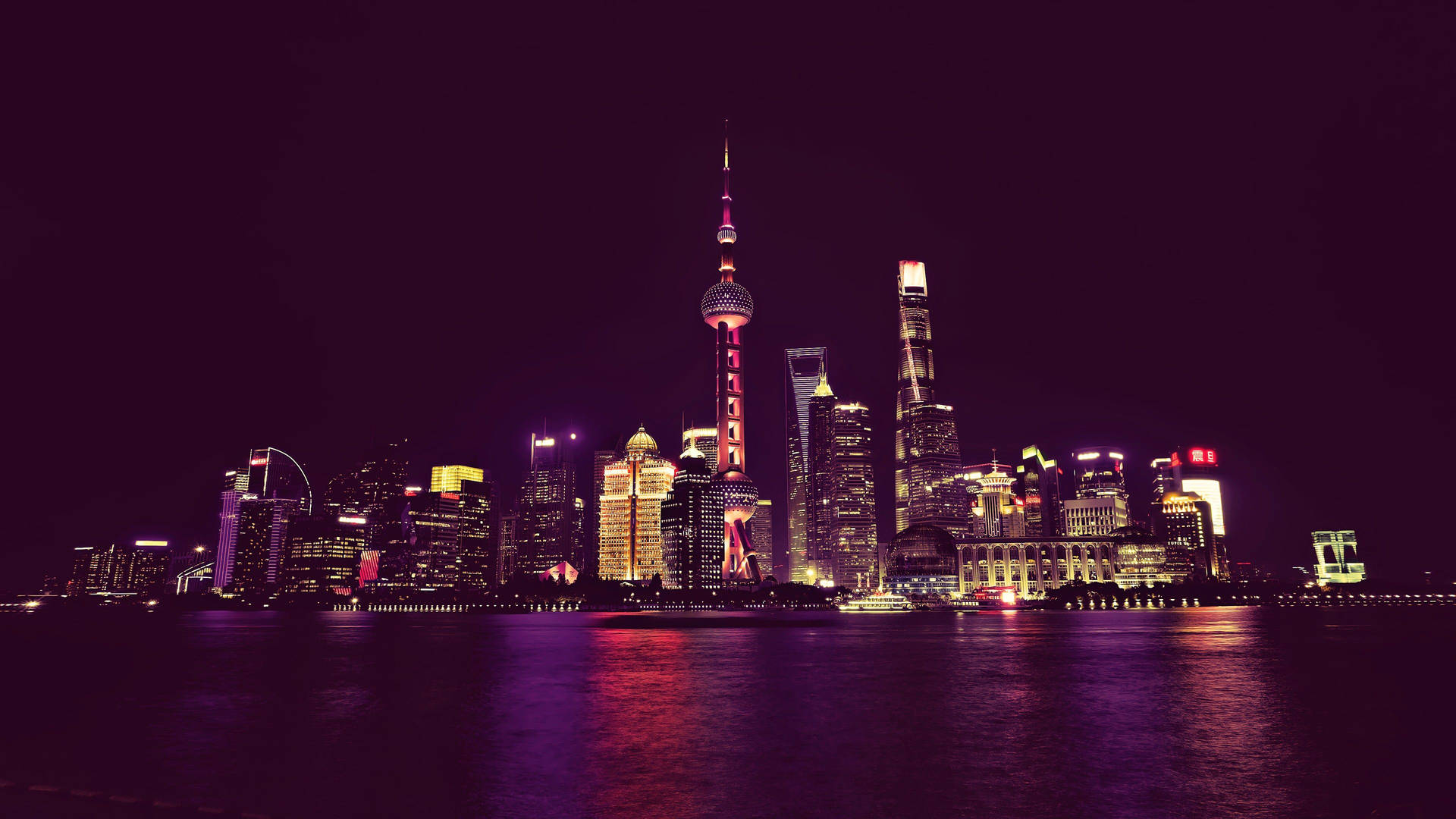 上海夜景天際線，發光的建築物倒映在河中。
