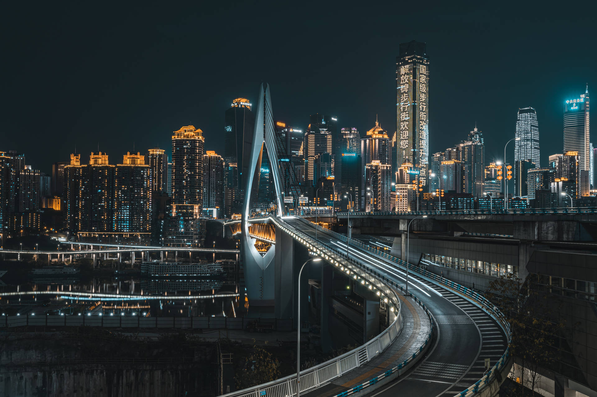 夜晚在密集城市中，一座彎曲的發光橋樑，伴隨著發光的摩天大樓和光跡。