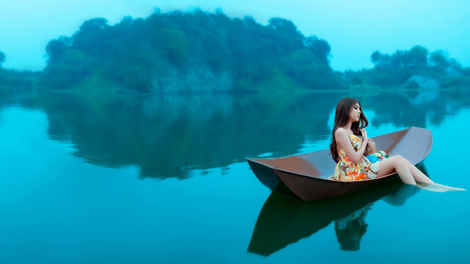 穿著花卉圖案連衣裙的女性坐在船上，背景是寧靜的藍色湖面和森林山丘。