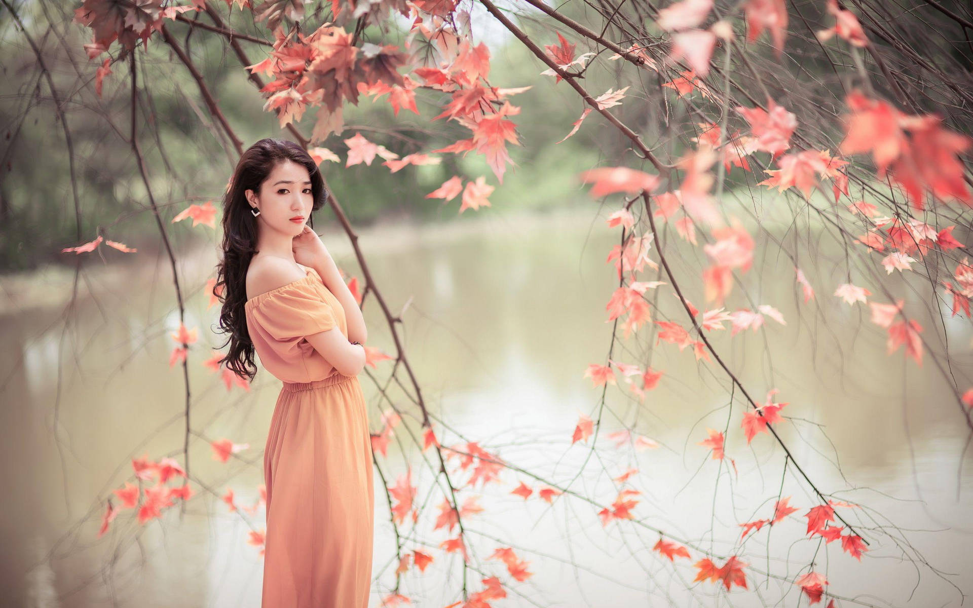 中國女性立於湖畔