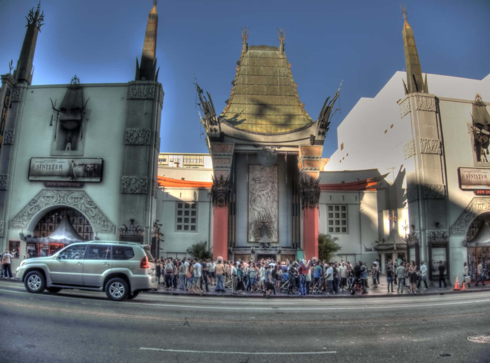 TCL中國戲院，人群和街上的銀色SUV