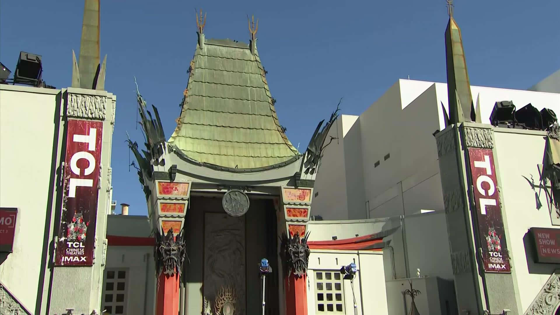 TCL Chinese Theatre 入口，擁有華麗的屋頂和紅色柱子，在藍天下。