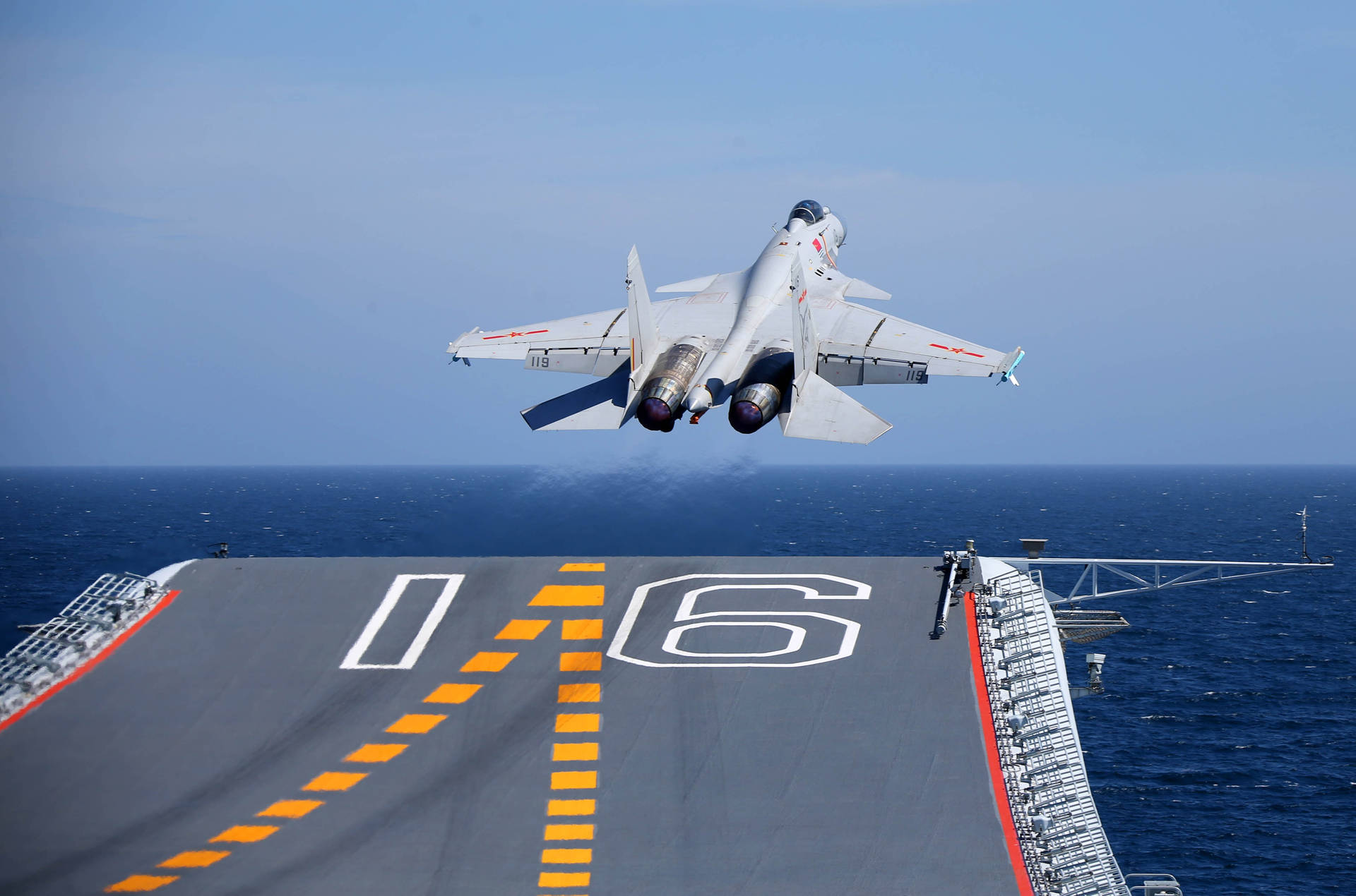 戰鬥機從航空母艦甲板起飛，海洋上空
