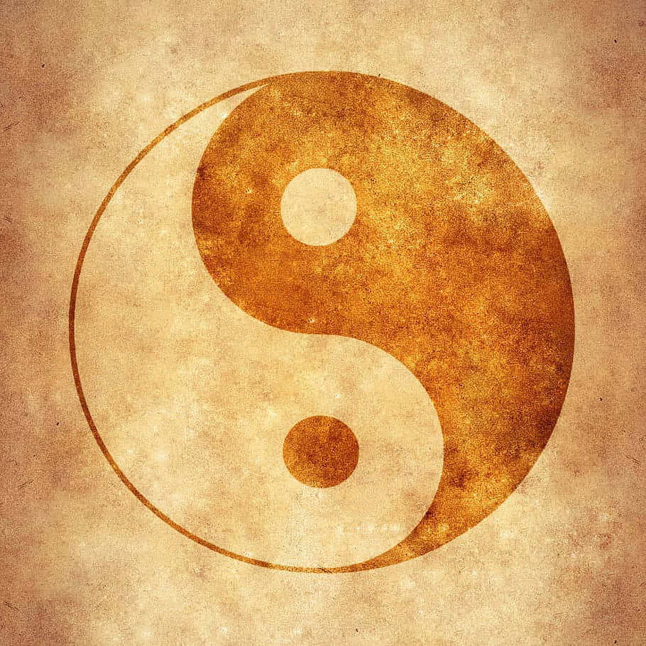 中國湖畔的寧靜時刻 壁紙 — 一個風化的陰陽符號，以溫暖的青銅色調呈現，放置在帶有細微紋理和老化效果的質感羊皮紙上。