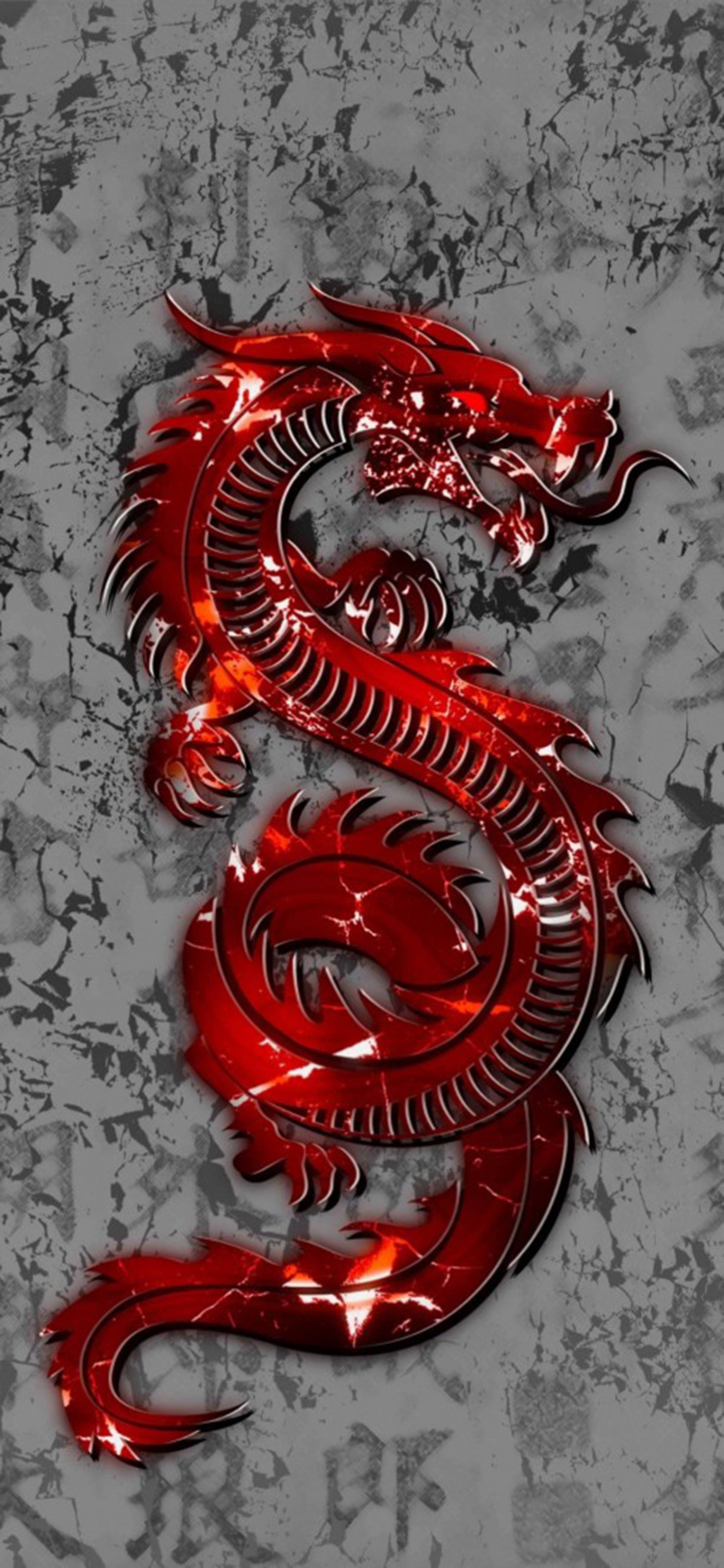 中國紅東方龍 壁紙 — 一條光澤的紅色龍在帶有微妙漢字的裂紋灰色混凝土牆上動態盤繞。
