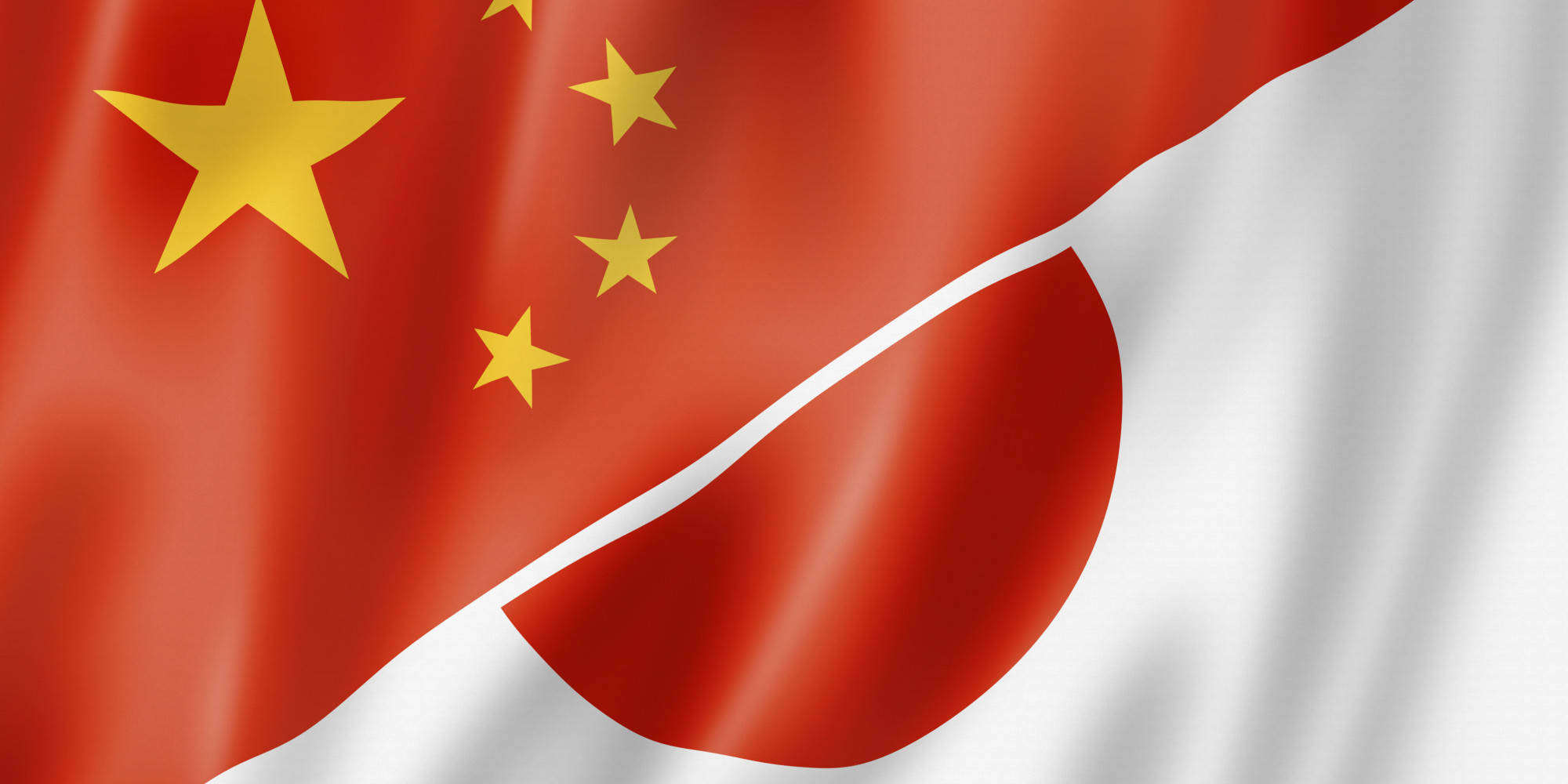 中國與日本國旗 壁紙 — 中國和日本國旗在流動布料中交織的動態數位渲染，色彩鮮豔的紅、金、白。