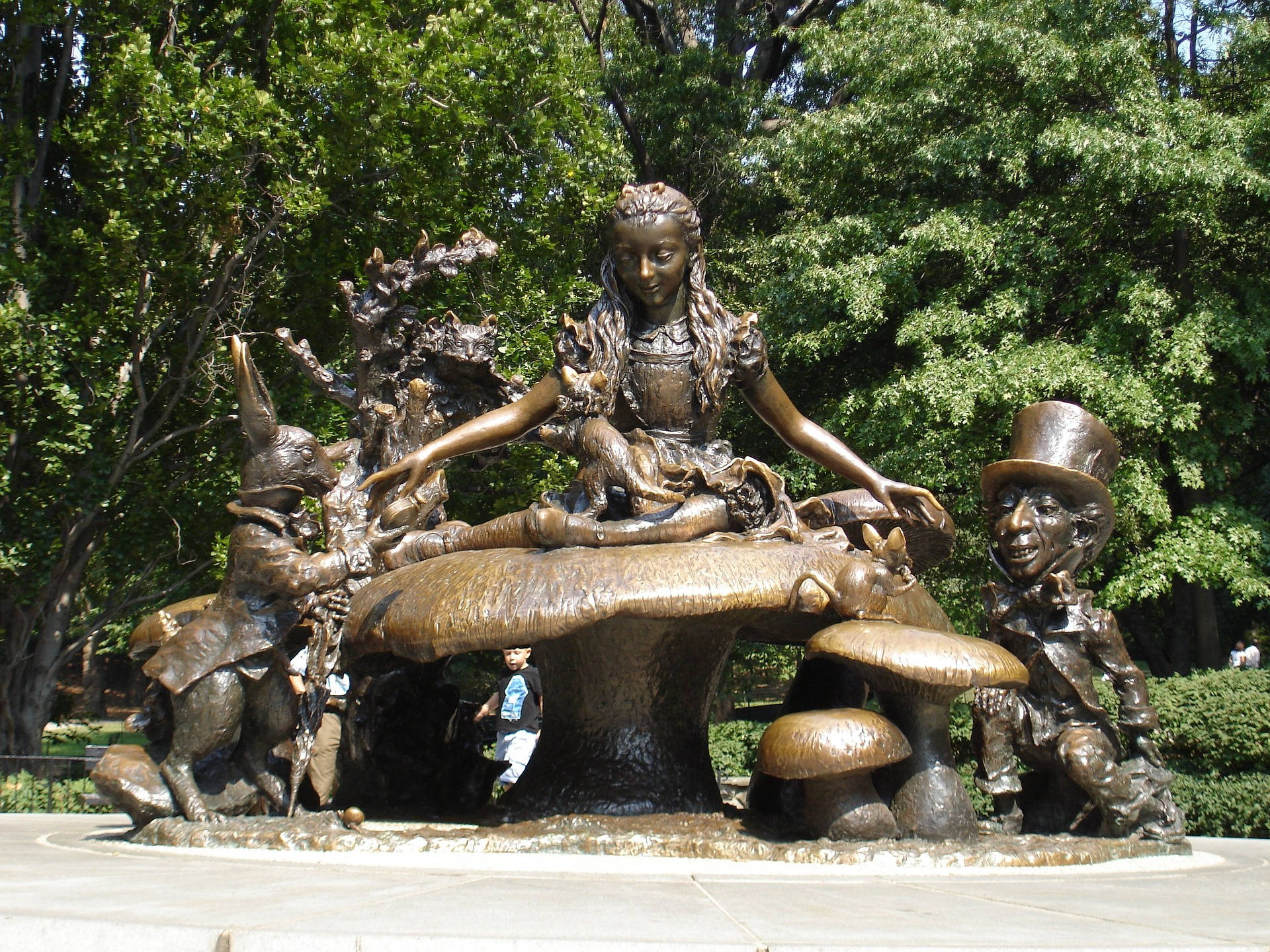 公園花園中的愛麗絲和仙境角色青銅雕像。