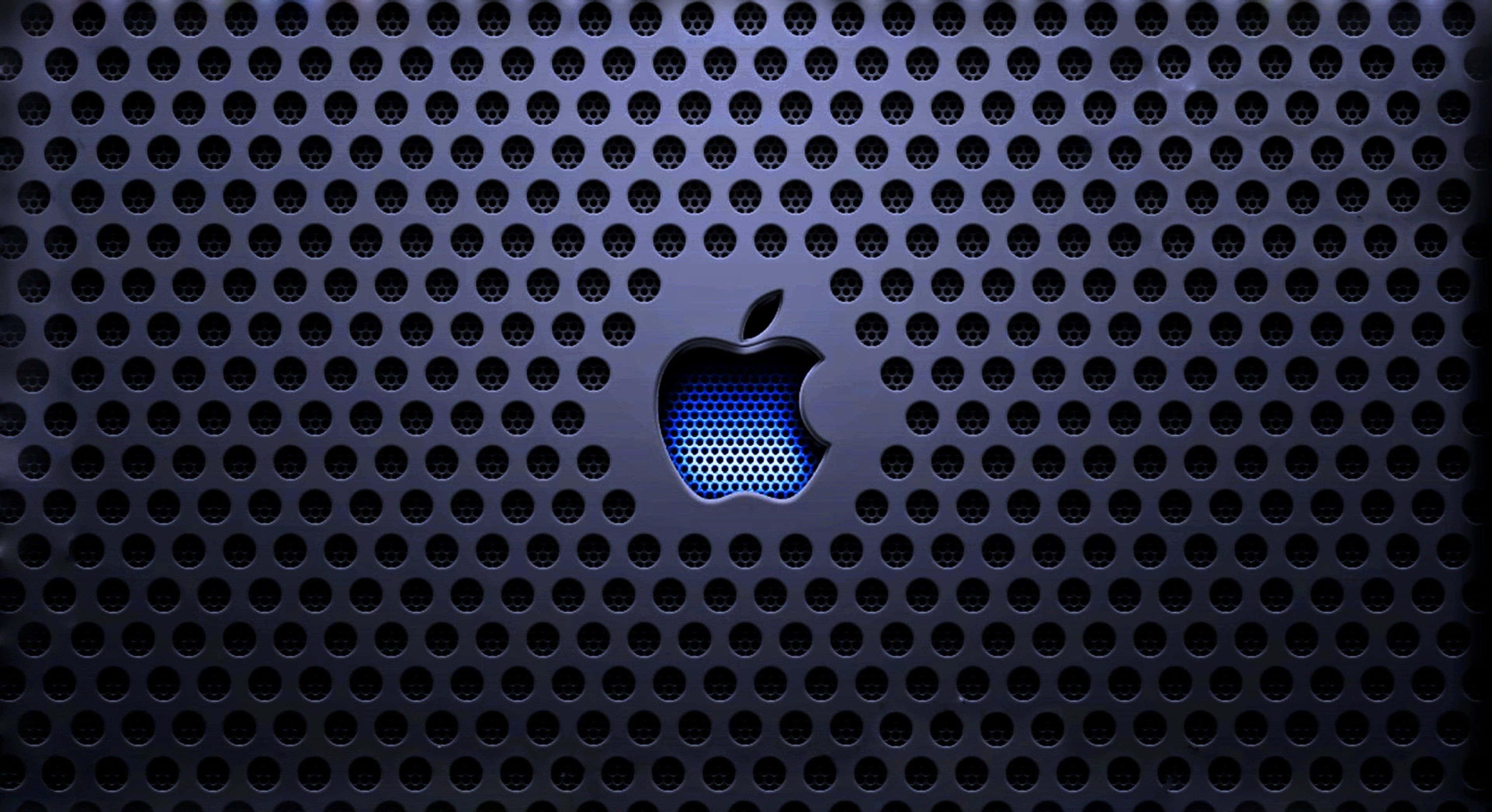 4K Apple 桌布 壁紙 — 中央帶有發光藍色Apple標誌的時尚深藍色穿孔金屬表面。