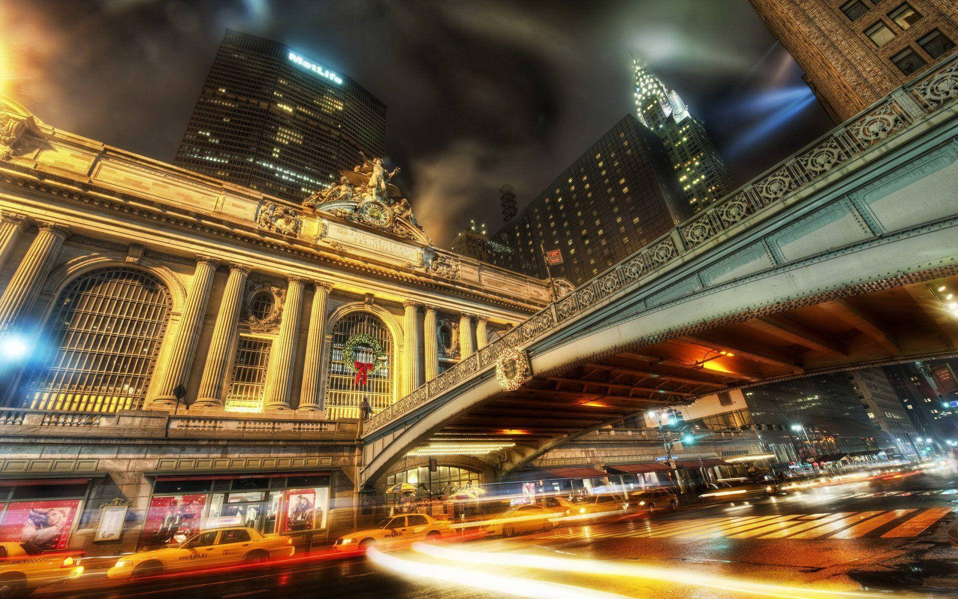 夜晚的中央車站，黃色出租車的光跡和摩天大樓。