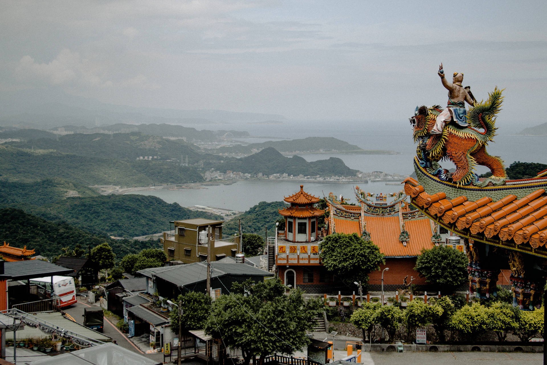 寺廟與龍雕像，俯瞰沿海城鎮和山脈