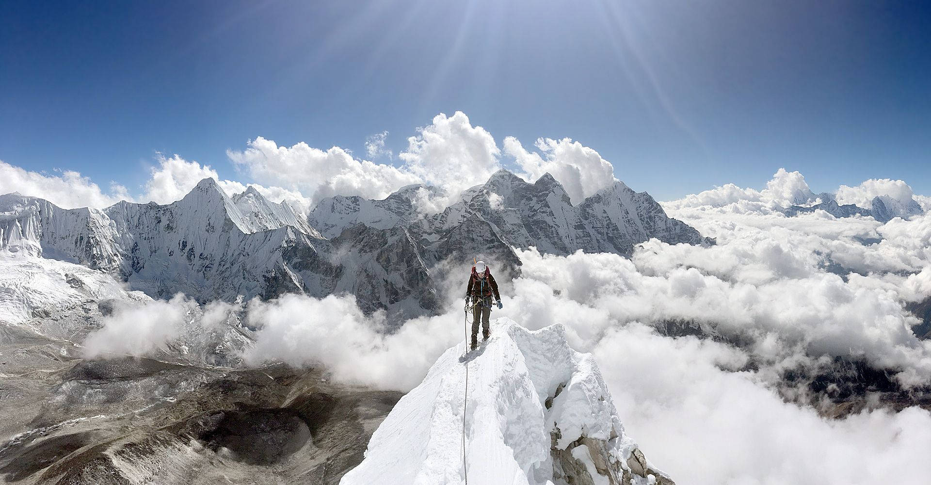 登山者在雪峰上俯瞰雲海