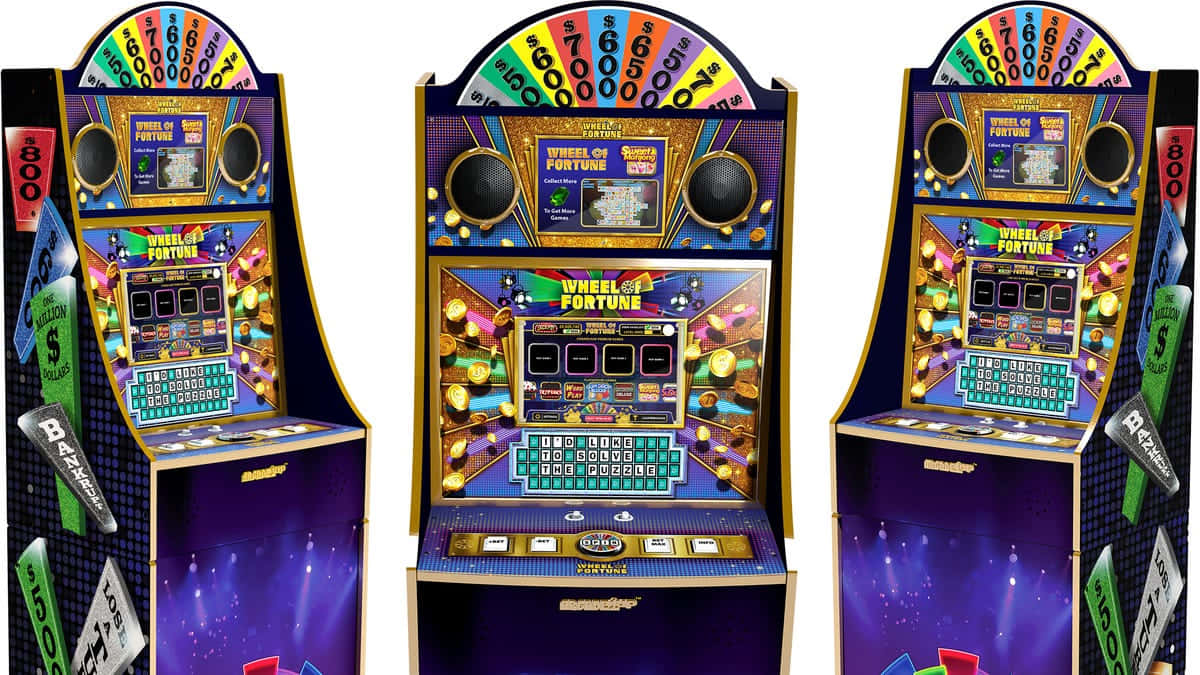 三部色彩繽紛的 Wheel of Fortune 街機遊戲，帶有旋轉輪盤和美元符號。