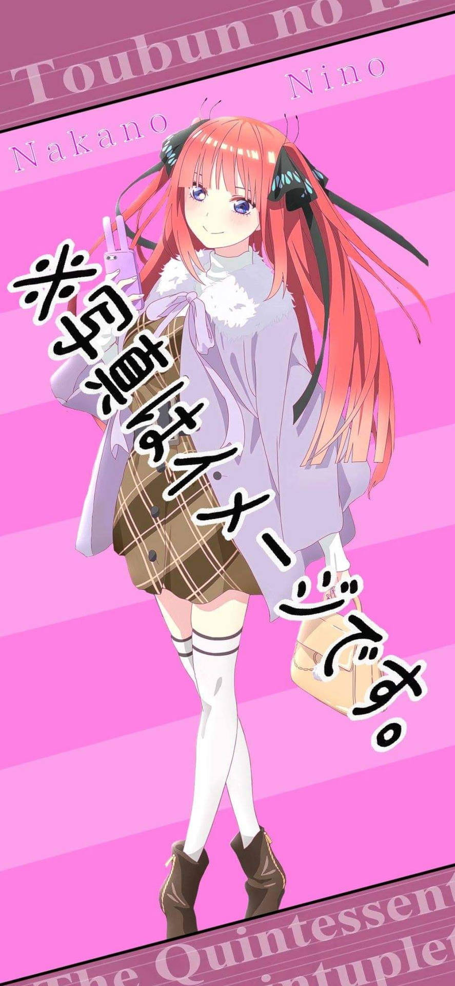 橙色頭髮、戴耳機的動漫女孩在粉紅色條紋前手持袋子。