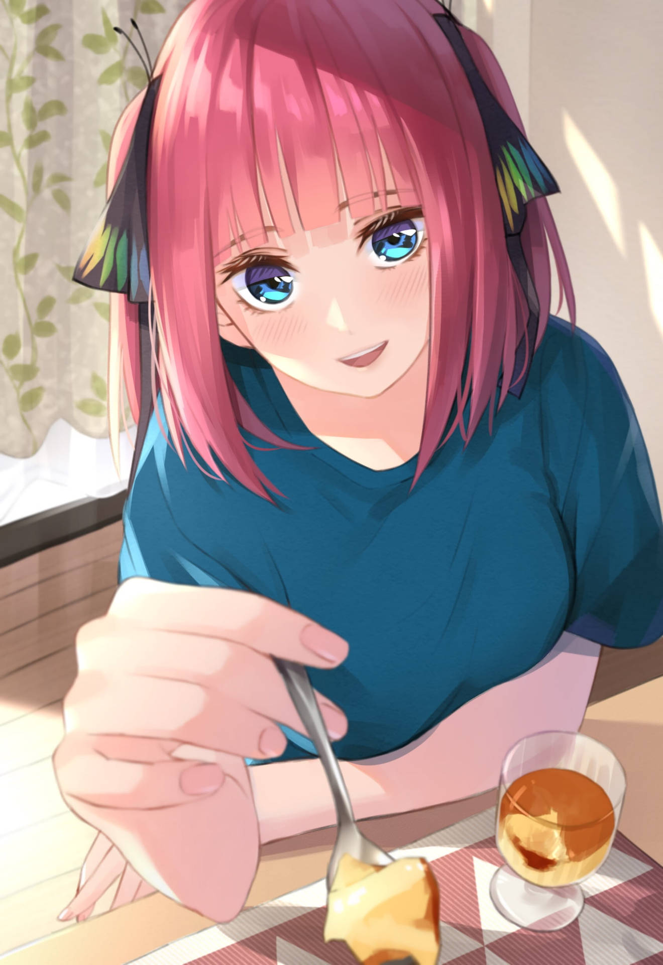 粉紅色頭髮的動漫女孩在室內陽光下吃甜品。