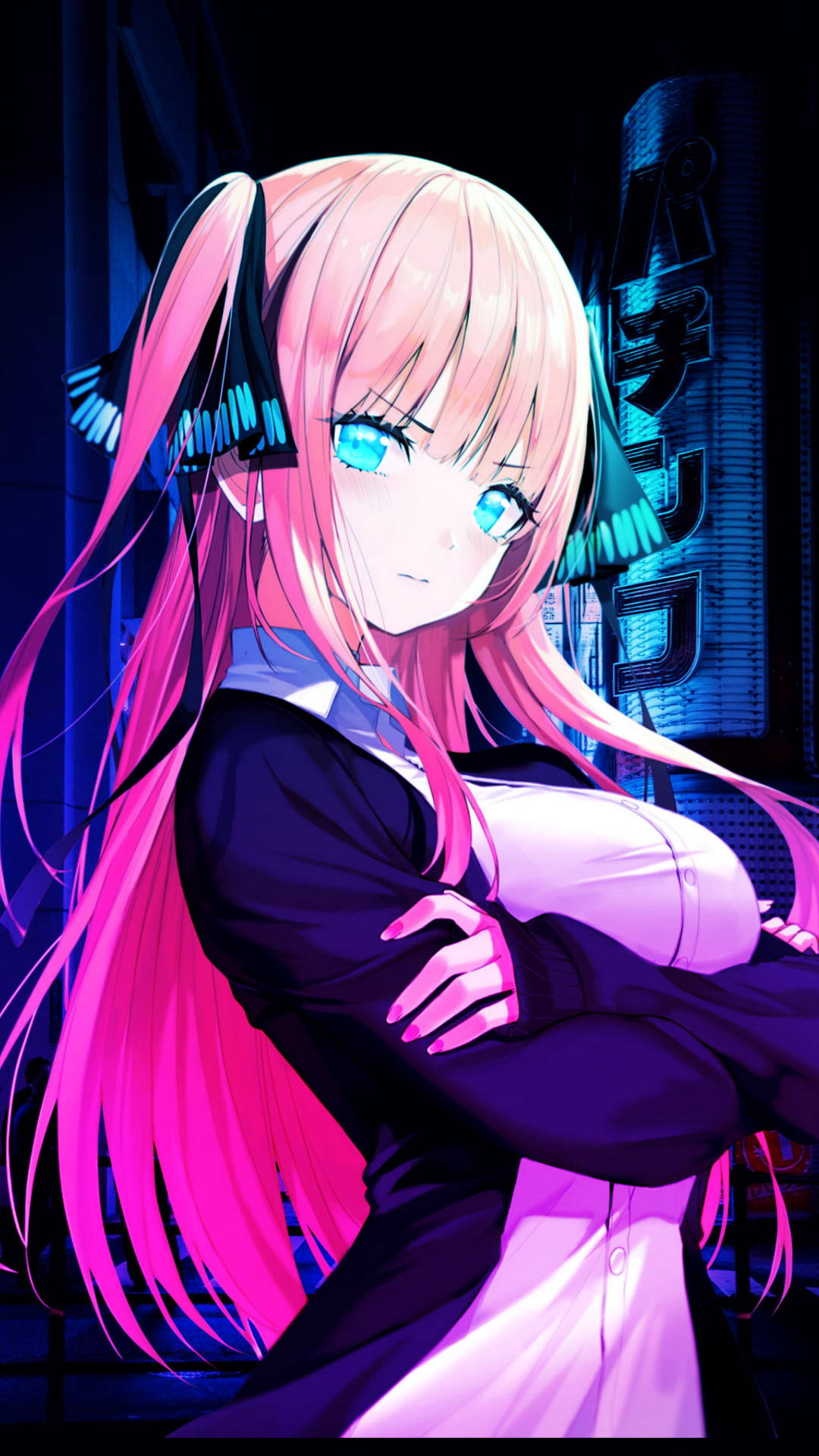 中野二乃穿制服 壁紙 — 一位粉紅色頭髮的動漫女孩，擁有發光的藍色眼睛，自信地站在霓虹燈照亮嘅城市夜景中。