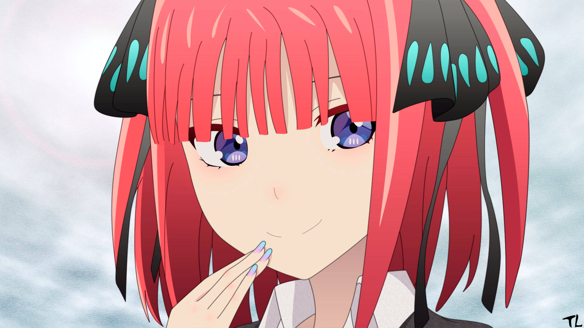 中野二乃粉髮 壁紙 — 一個特寫動漫女孩，擁有鮮豔的紅髮和藍眼睛，輕輕地將嘴唇貼在柔軟的雲朵背景上。