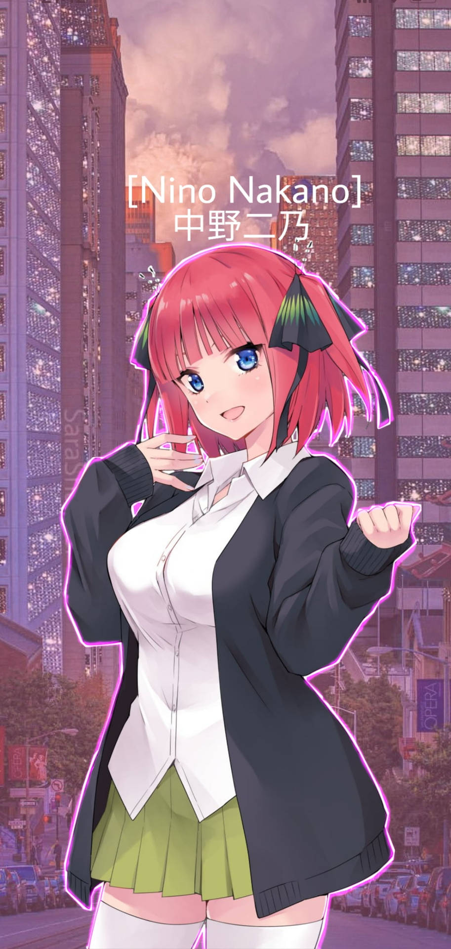動漫角色中野二乃穿著校服，在黃昏的霓虹燈城市中擺姿勢。