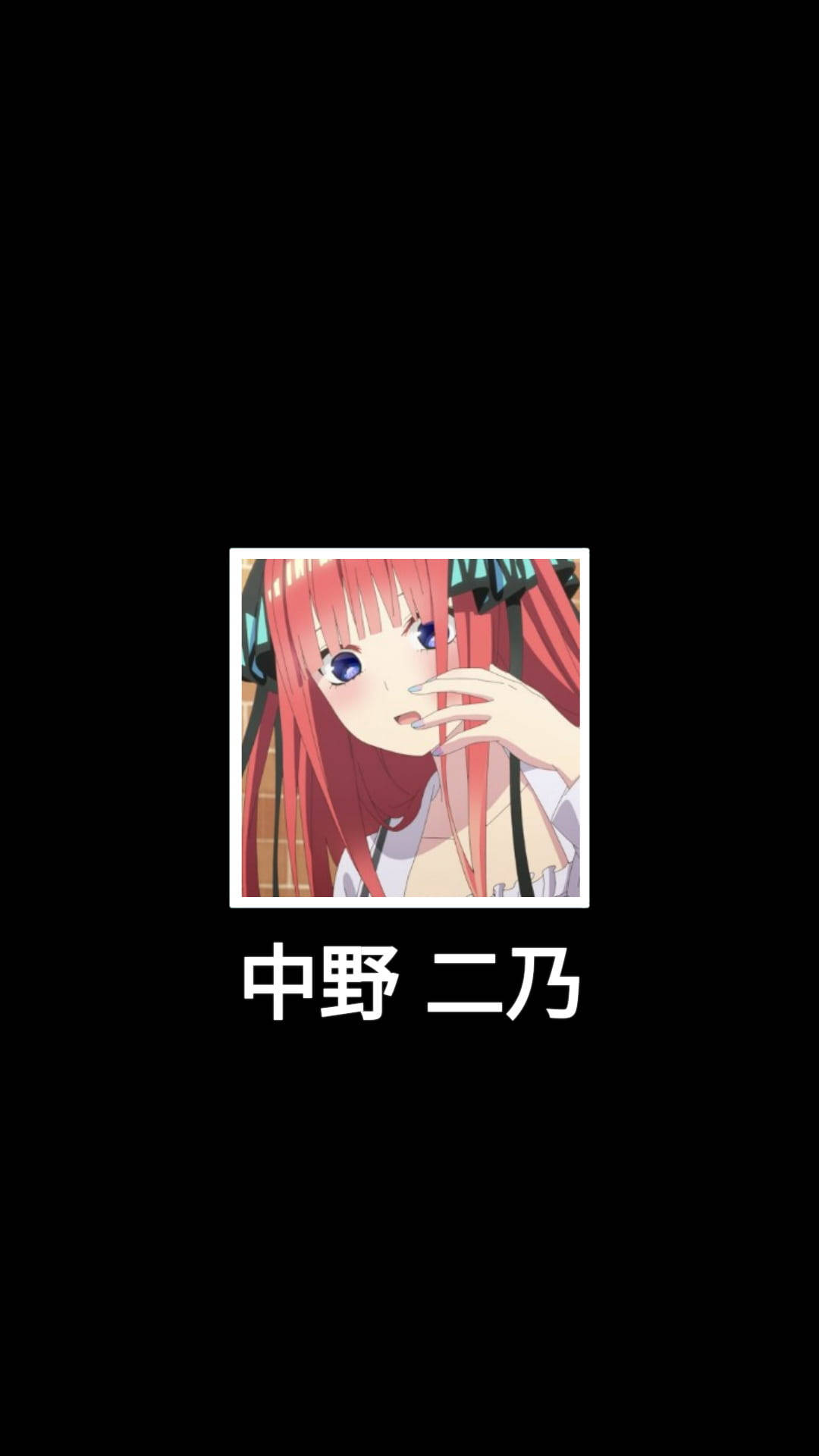 紅髮藍眼動漫少女觸碰臉龐。