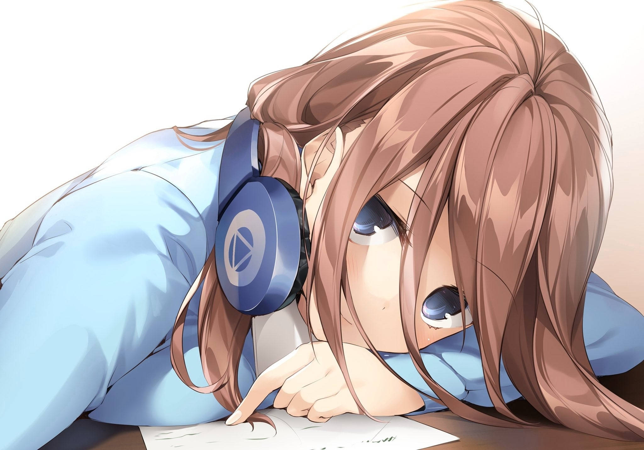 中野梓《五等分的新娘》休憩時刻 壁紙 — 一位棕色頭髮的動漫女孩戴著藍色耳機，將頭靠在桌上，若有所思地看著一張紙。