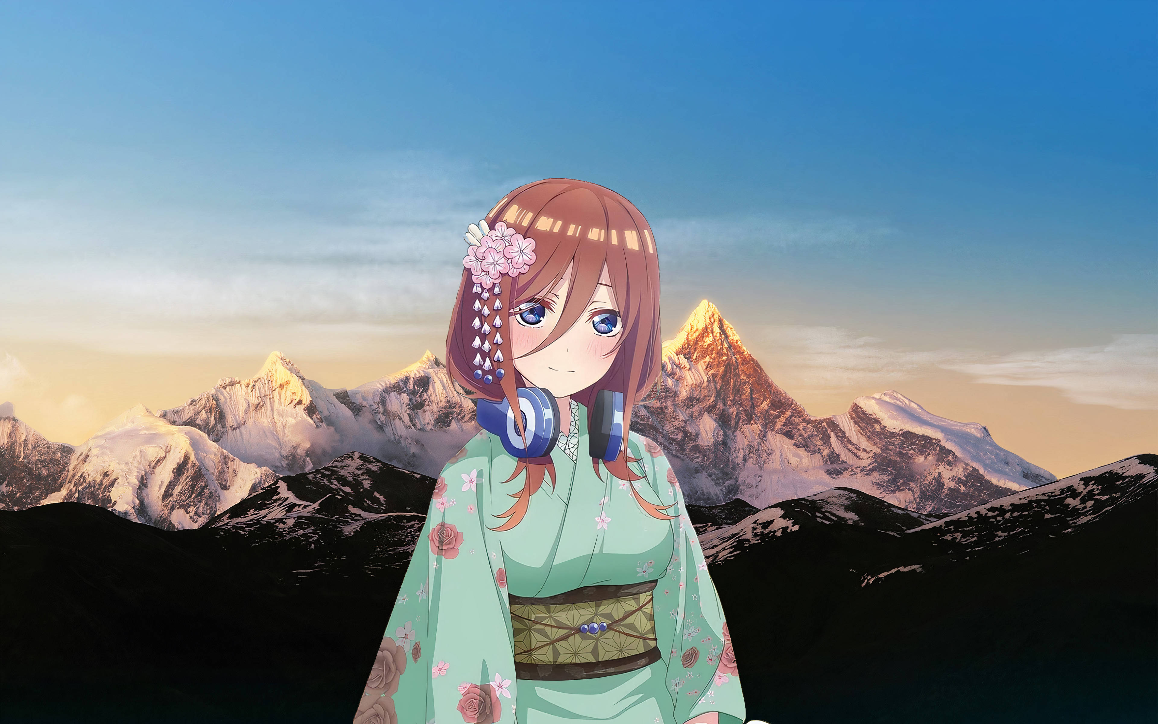 中野梓對著雪山 壁紙 — 動漫女孩穿著花卉和服戴著耳機，站在黃金日落時分的雪山前。