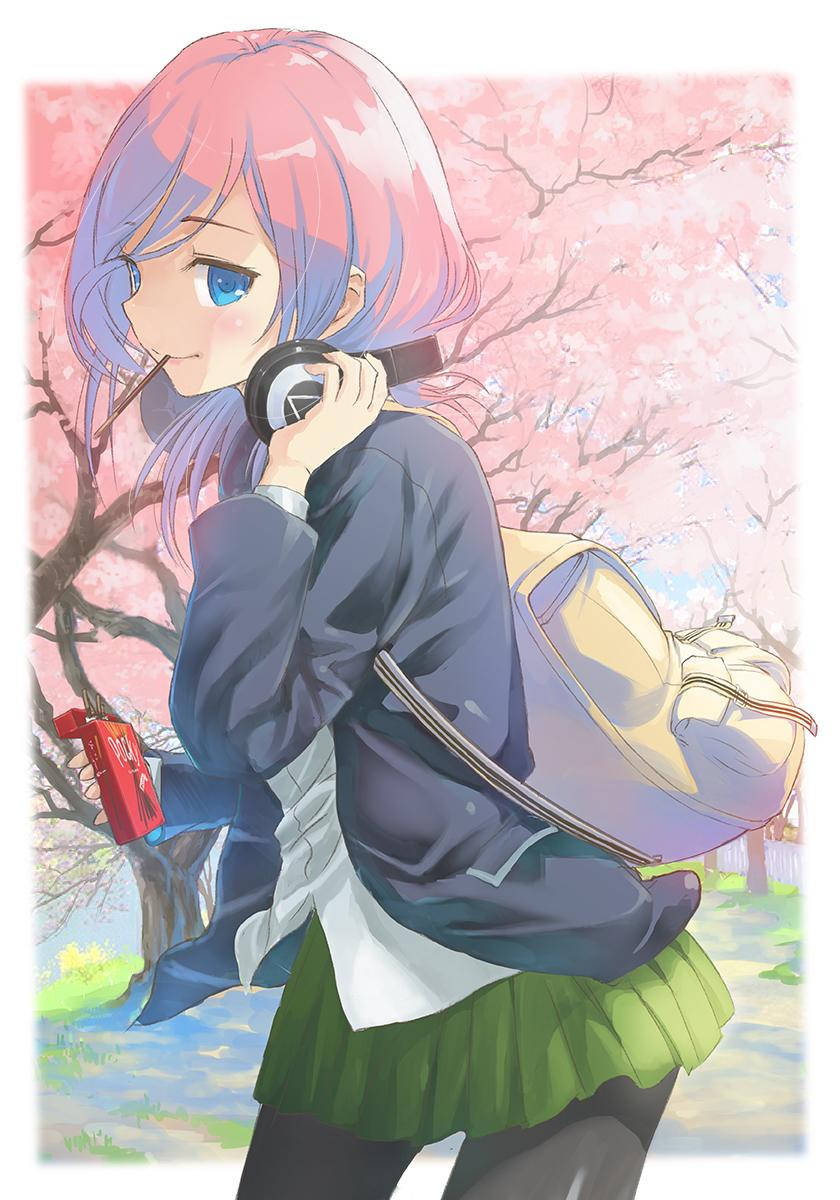 中野梓校服少女 壁紙 — 一個開心的動漫女孩，粉紅色和藍色的頭髮，在盛開的櫻花下聽音樂，同時拿著一杯紅色飲料。
