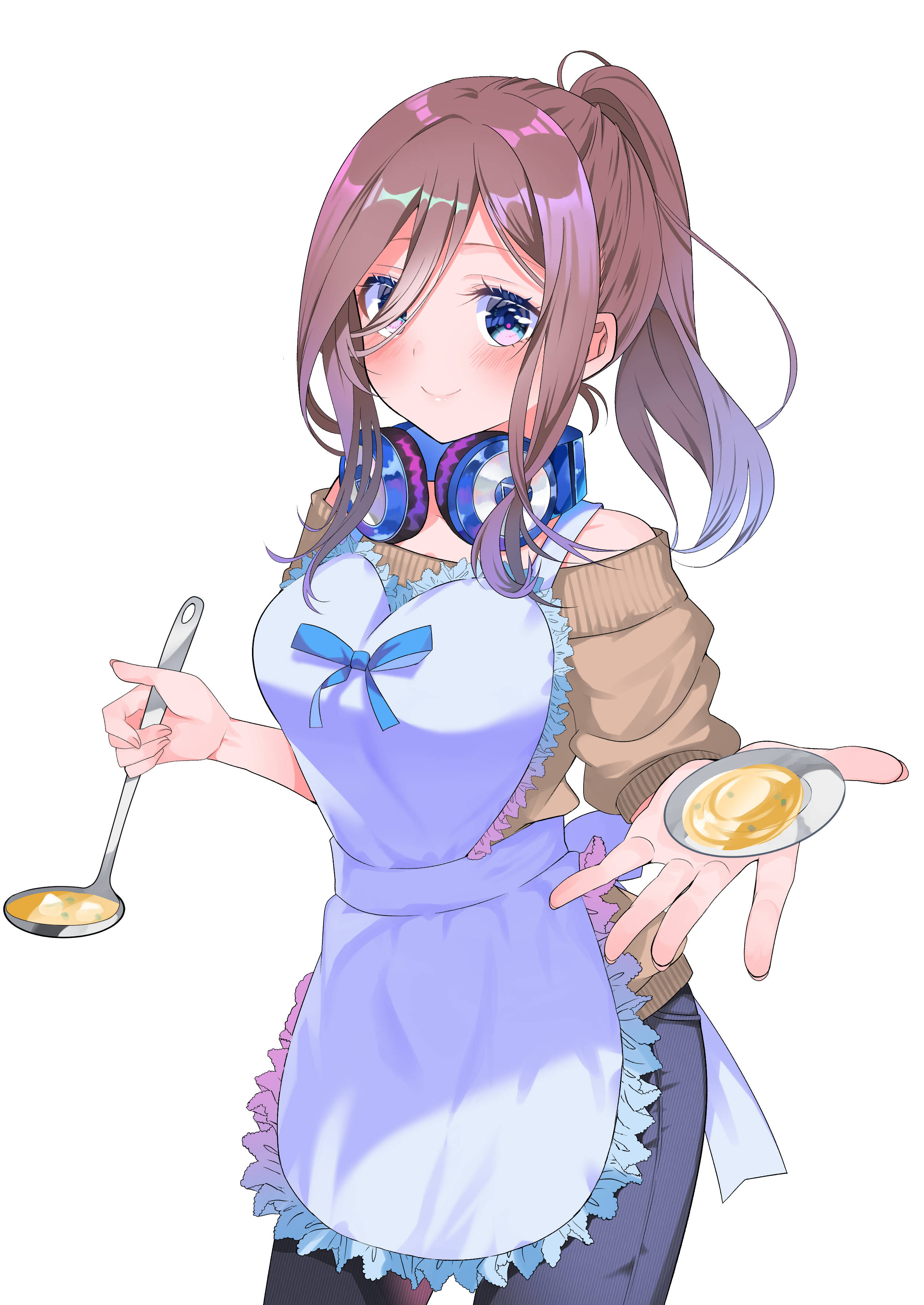 中野梓烹煮美味湯品 壁紙 — 紫髮戴耳機的動漫女孩穿著藍色圍裙，手持湯勺和一盤湯。