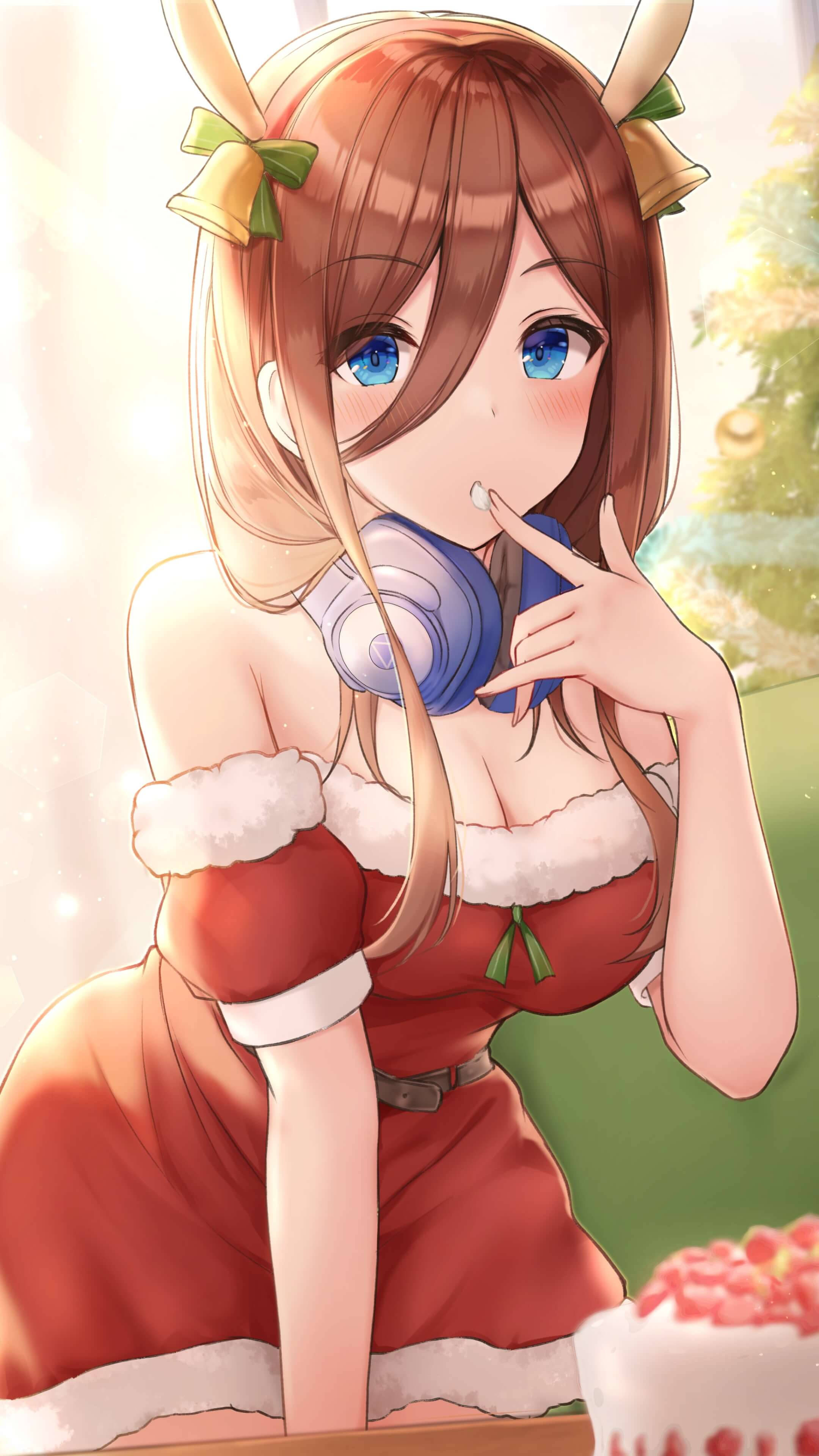 中野梓穿聖誕服裝 壁紙 — 擁有兔耳和藍色眼睛的動漫女孩穿著紅色聖誕老人裙，在蛋糕旁拿著耳機。