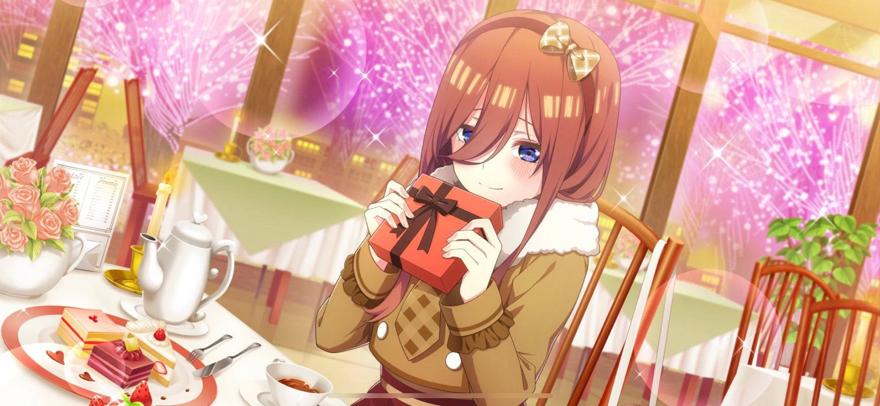 中野梓約會時刻 壁紙 — 棕色頭髮的動漫女孩在節日氣氛的咖啡館裡拿著一個紅色禮物盒，外面有粉紅色的煙花。